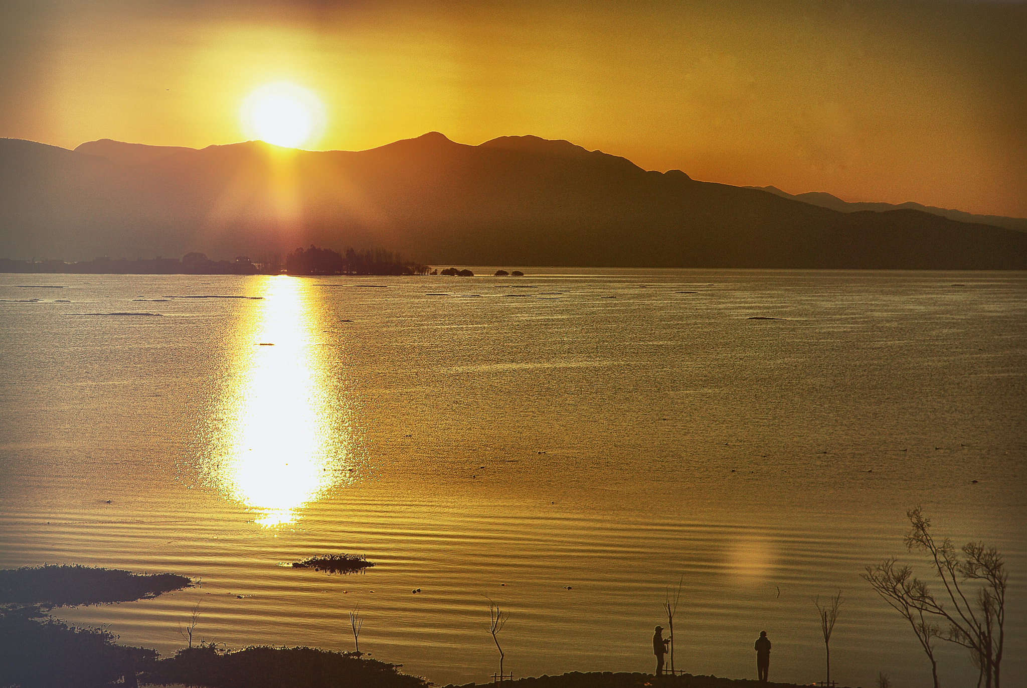 Pentax K10D + Pentax smc DA 70mm F2.4 AL Limited sample photo. Sunset of the lake photography