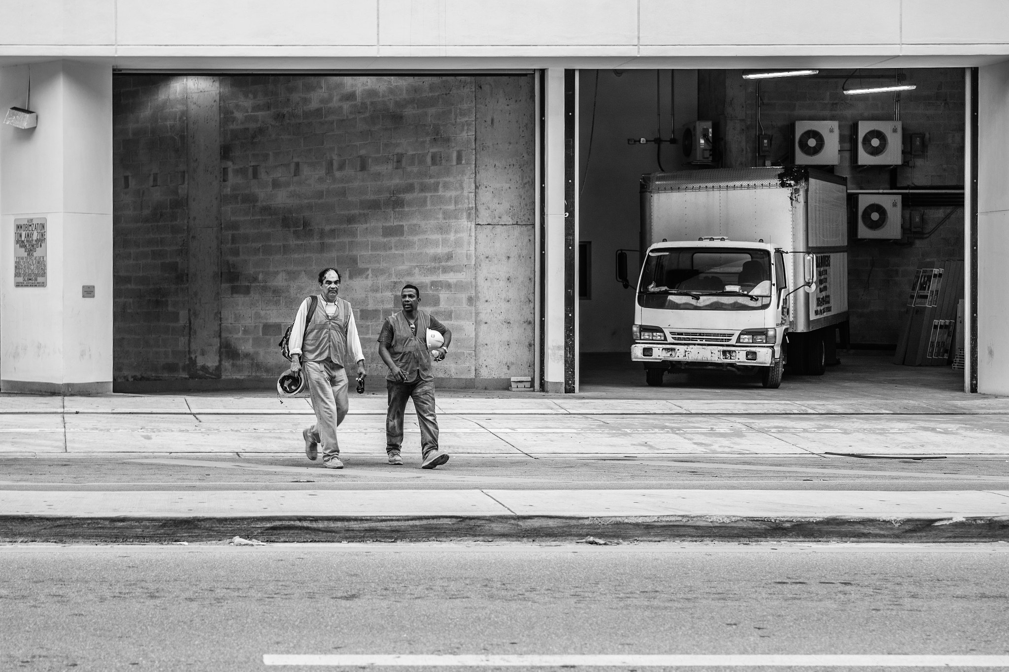 VARIO-ELMARIT 1:2.8-4.0/24-90mm ASPH. OIS sample photo. People of miami - going home.. photography