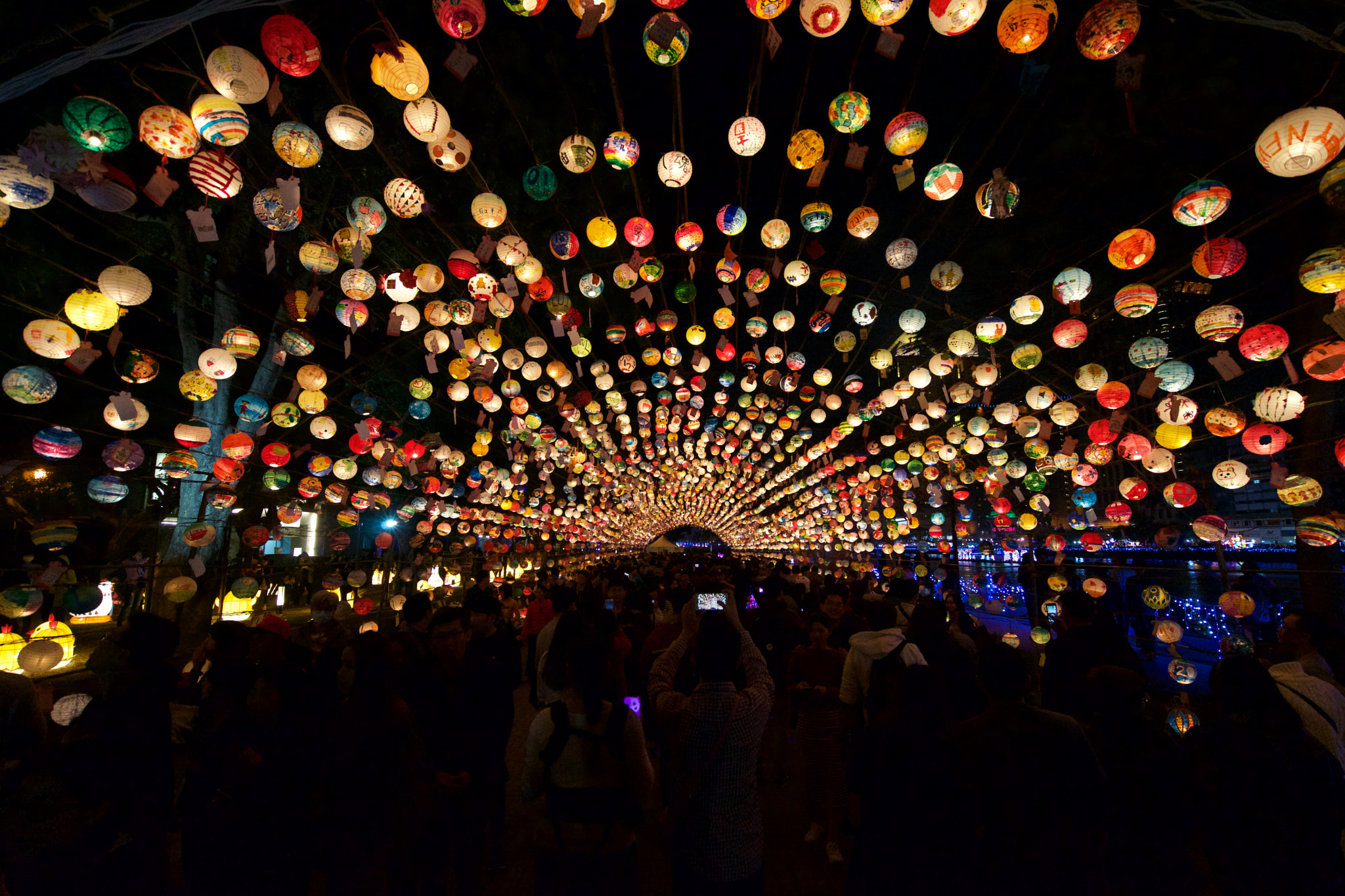 Sony a7 + Sony Vario-Tessar T* FE 16-35mm F4 ZA OSS sample photo. Surrounded by lanterns photography