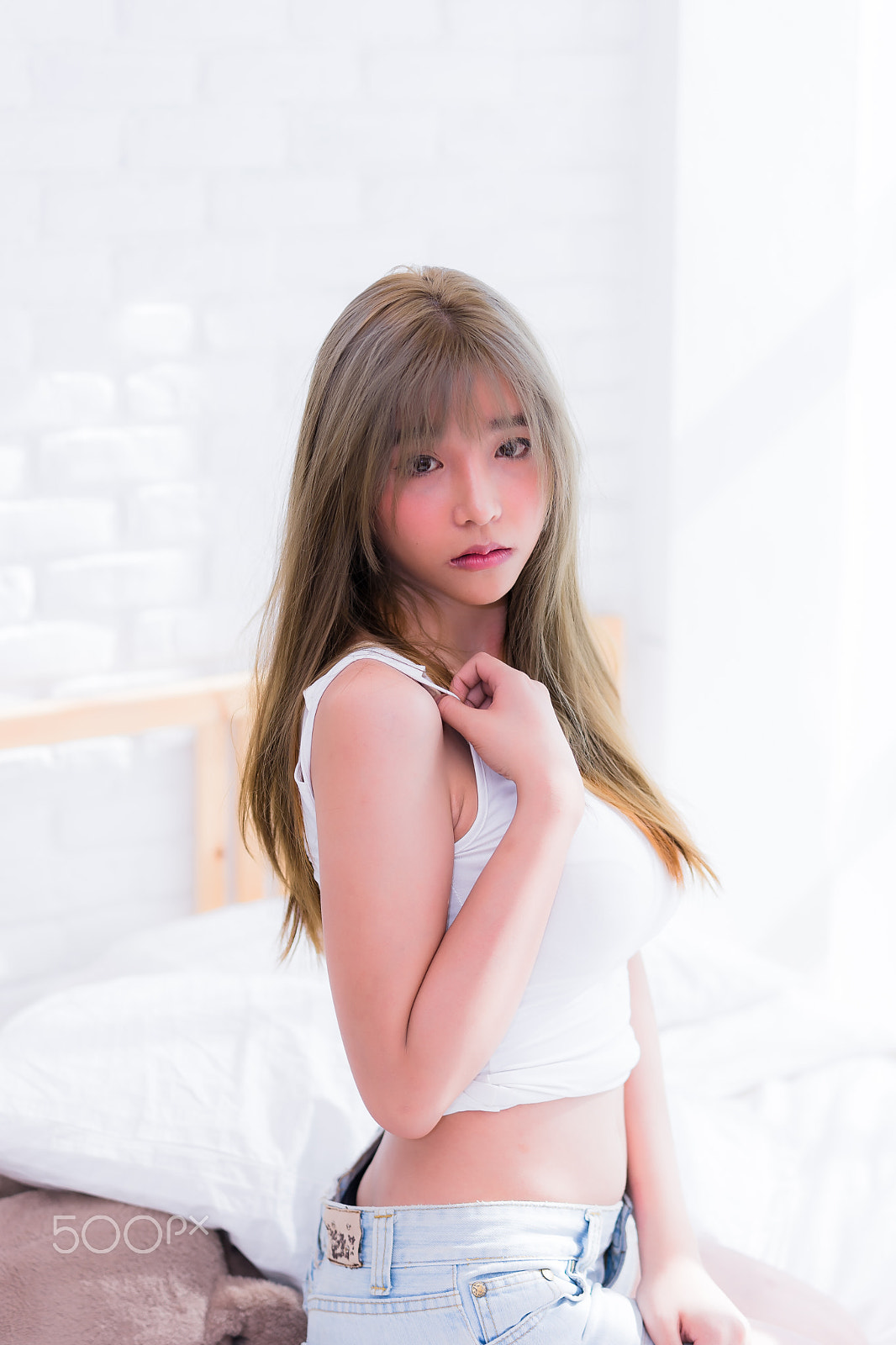 Sony FE 70-200mm F2.8 GM OSS sample photo. Girl name sinin in white room photography