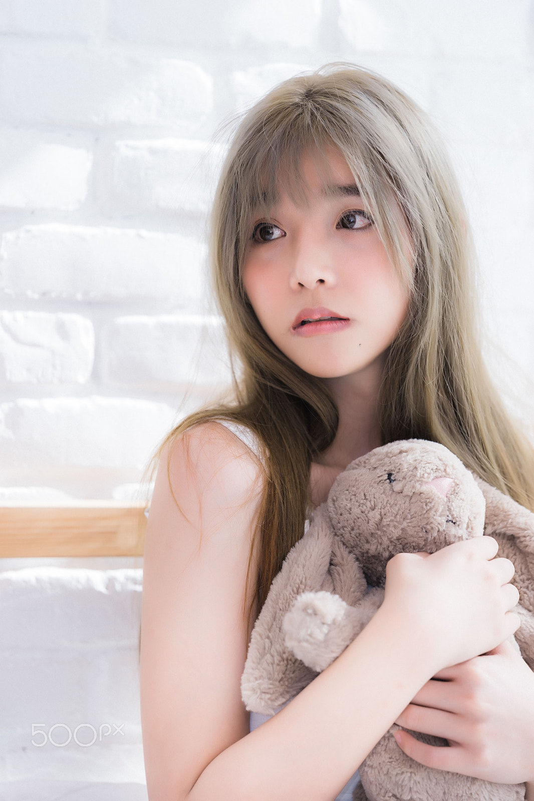 Sony FE 70-200mm F2.8 GM OSS sample photo. Girl name sinin in white room photography