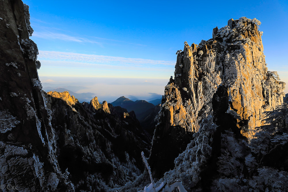 Canon EOS 5D Mark IV + Canon EF 16-35mm F2.8L III USM sample photo. Sunlight shining snow-capped mountains photography