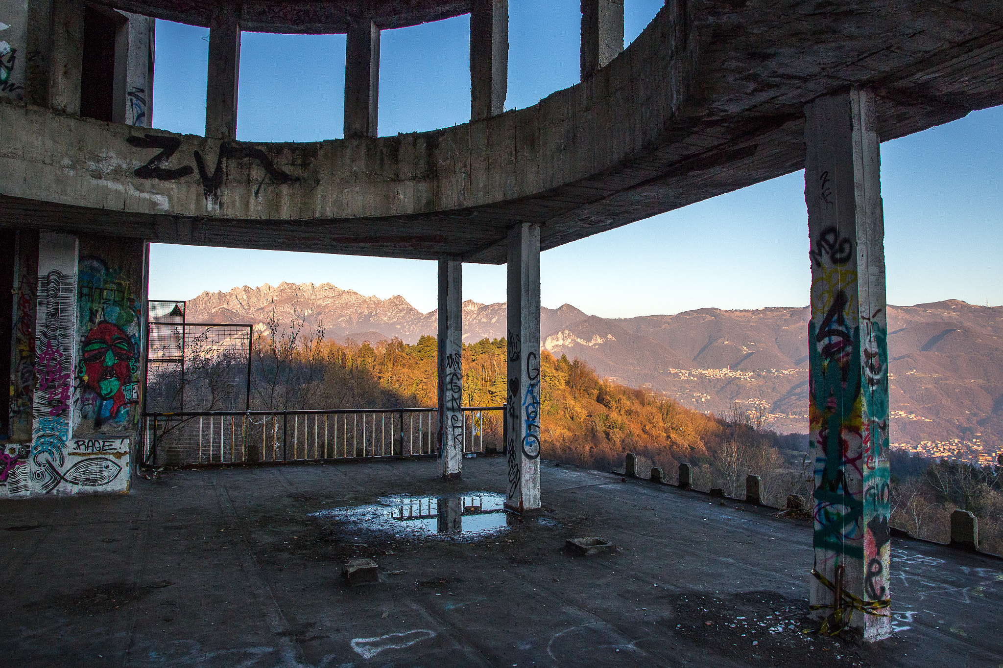 Canon EOS 100D (EOS Rebel SL1 / EOS Kiss X7) sample photo. Exploring abandoned city photography
