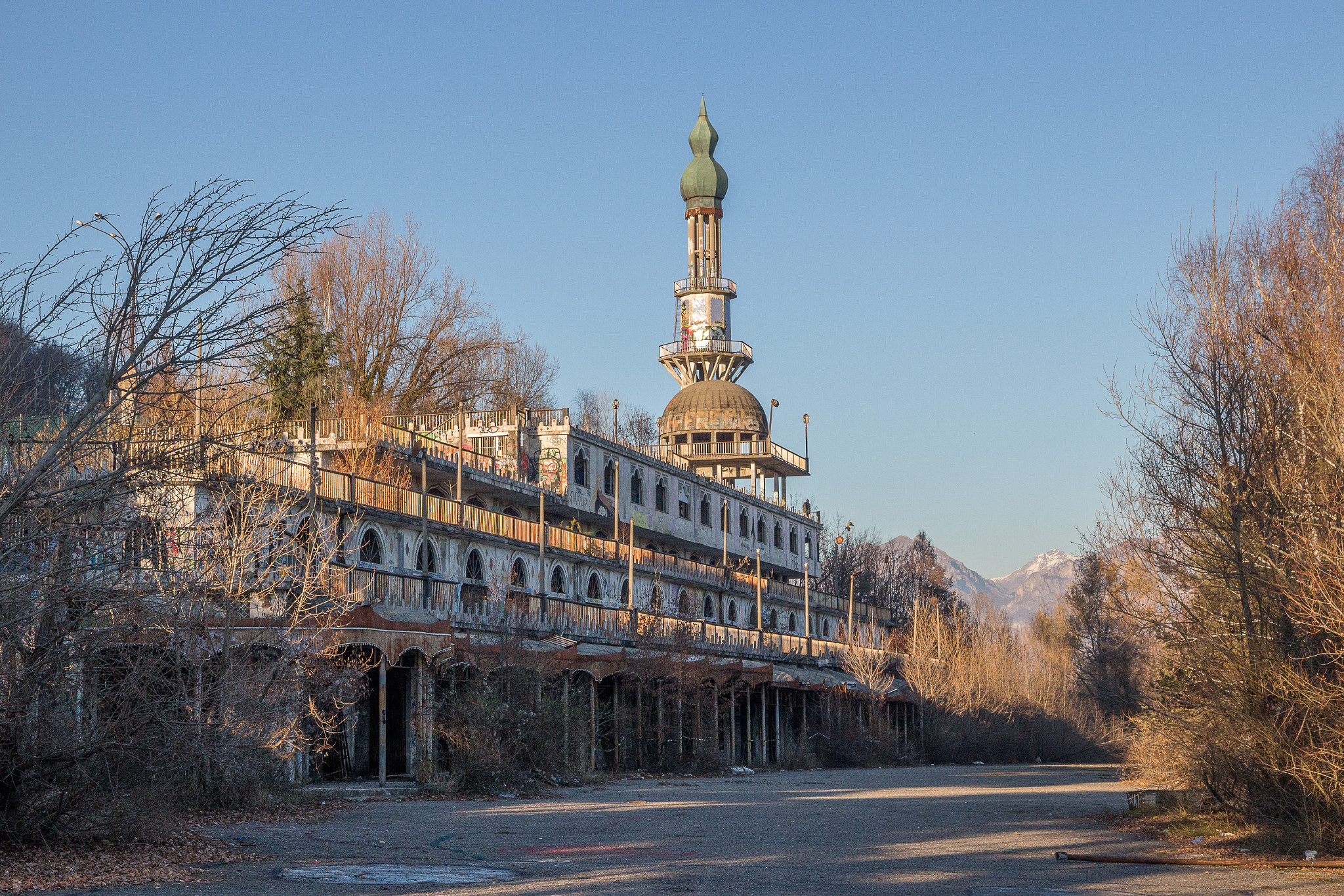 Canon EOS 100D (EOS Rebel SL1 / EOS Kiss X7) sample photo. Exploring the abandoned city photography