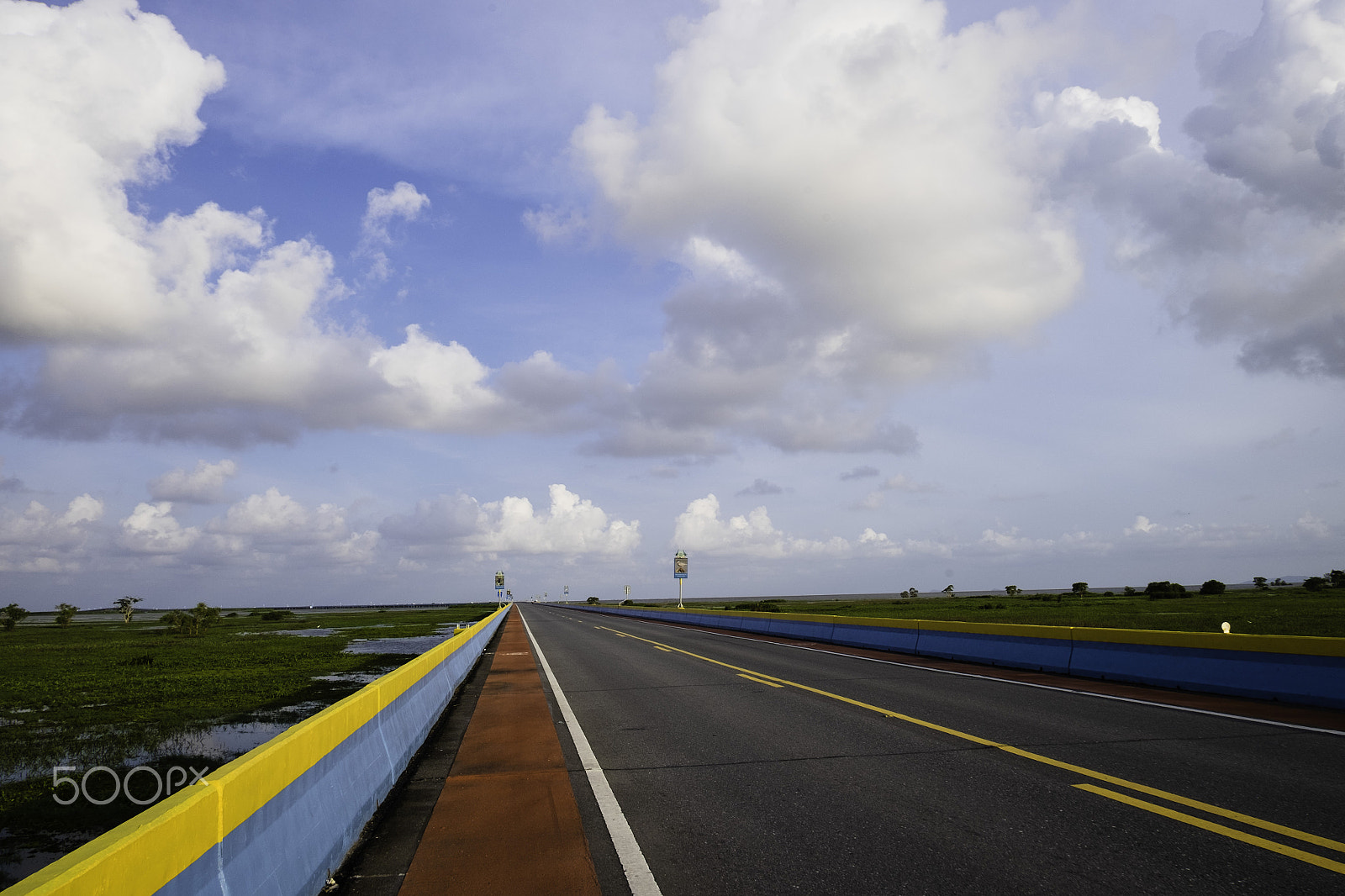 Fujifilm X-T1 + Fujifilm XF 18mm F2 R sample photo. Hit the road photography
