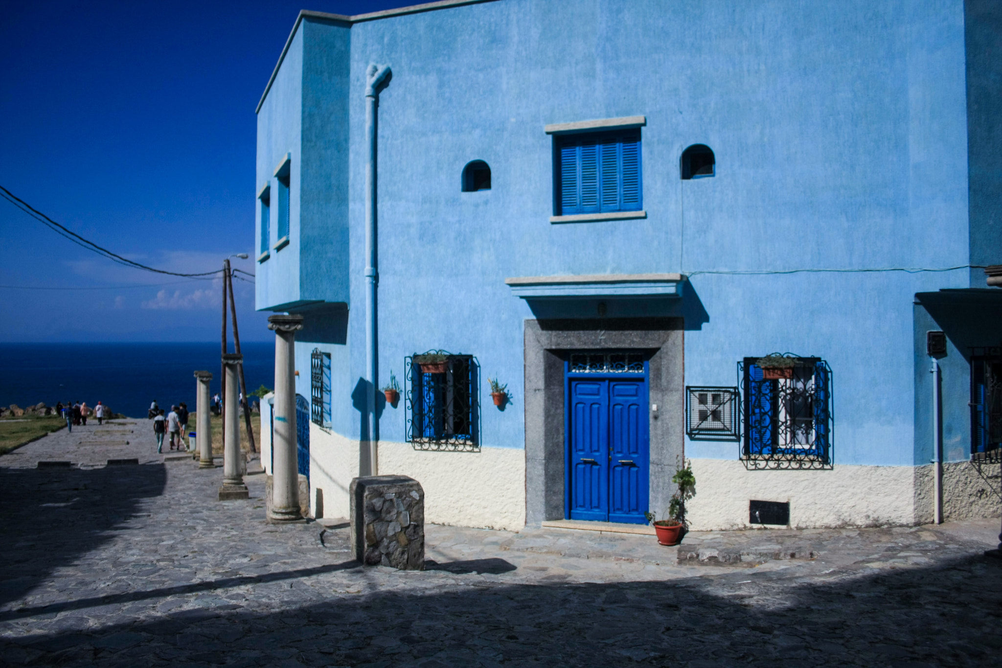 Canon EF-S 18-55mm F3.5-5.6 II sample photo. A blue house photography