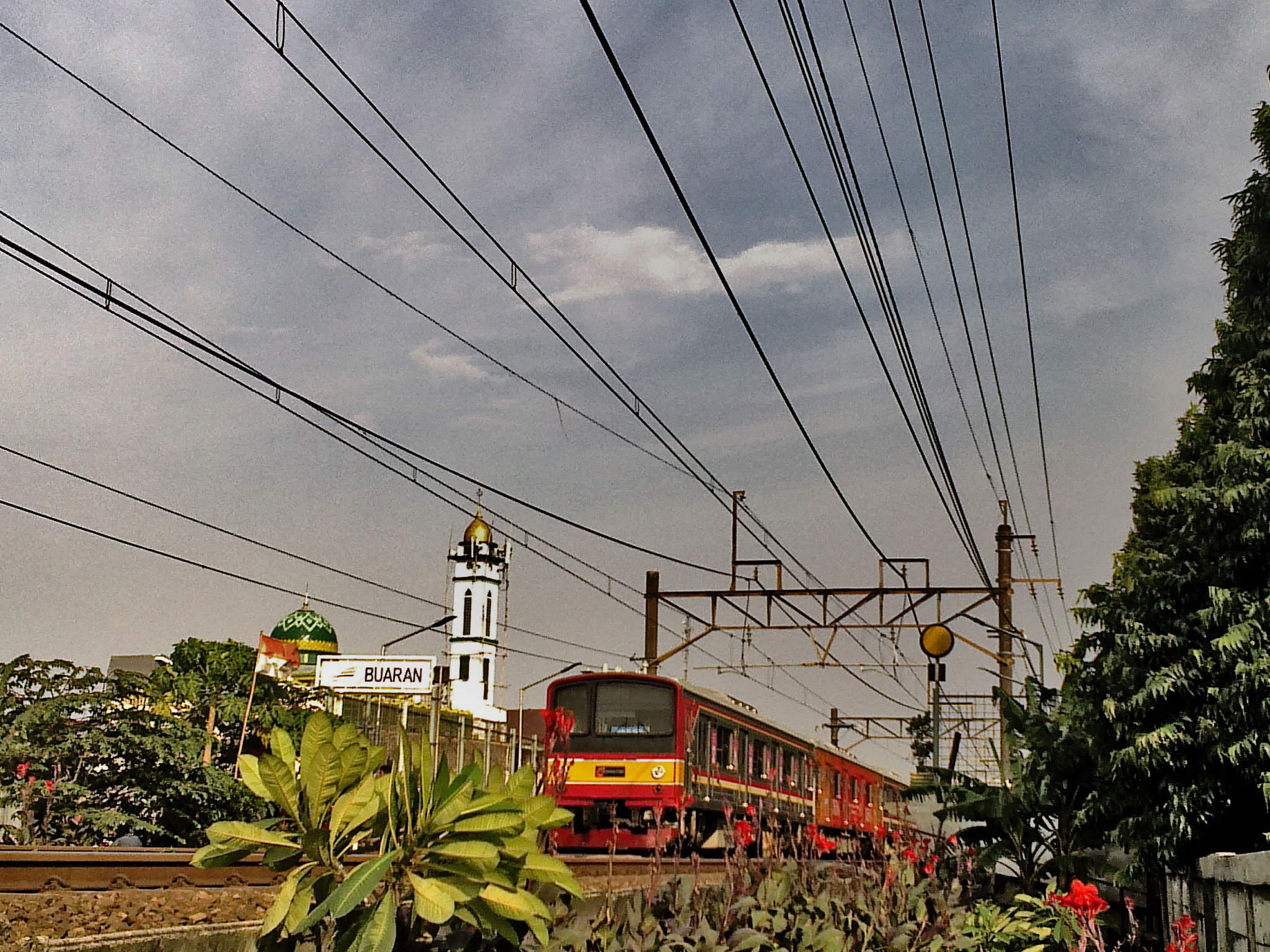 Nokia C5-03 sample photo. Indonesian railways 3 .jpg photography