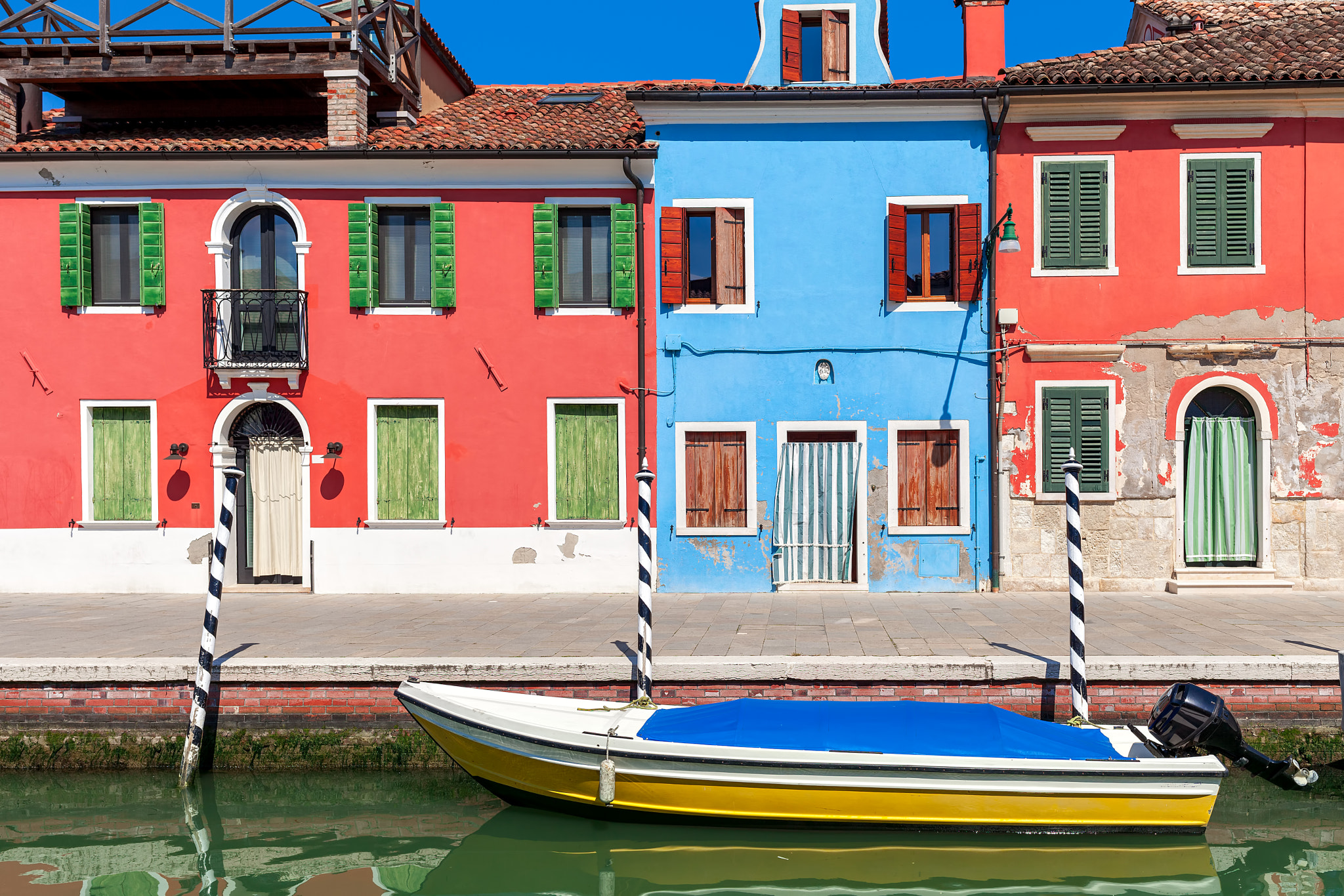 Canon EF 35mm F2 IS USM sample photo. Boat and colorful houses of burano, italy. photography