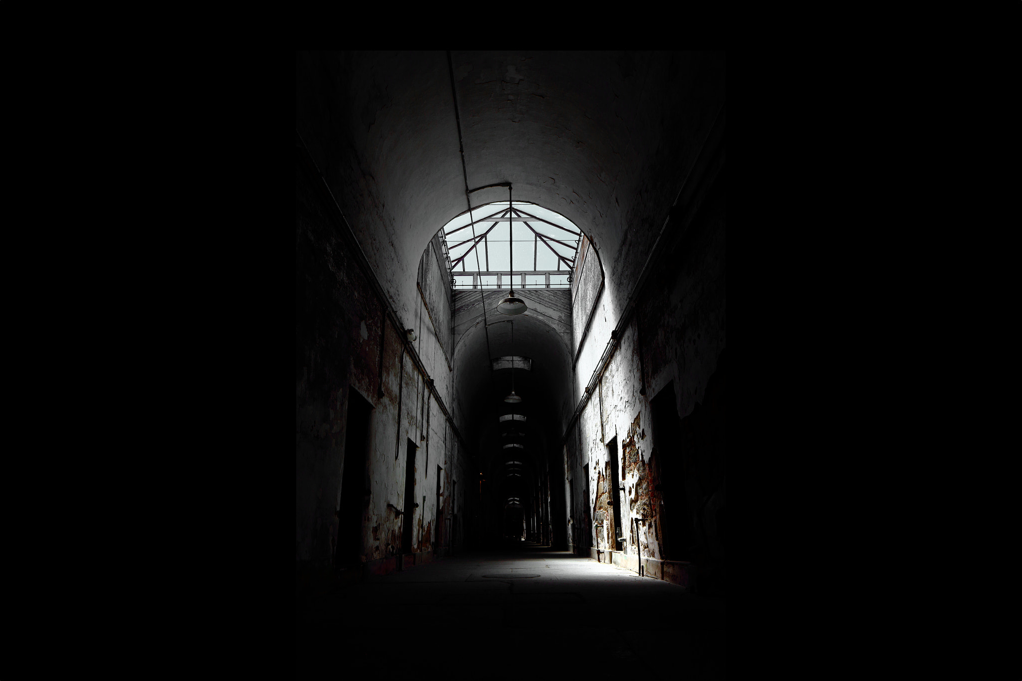 Canon EF-S 17-55mm F2.8 IS USM sample photo. Abandoned building hall photography