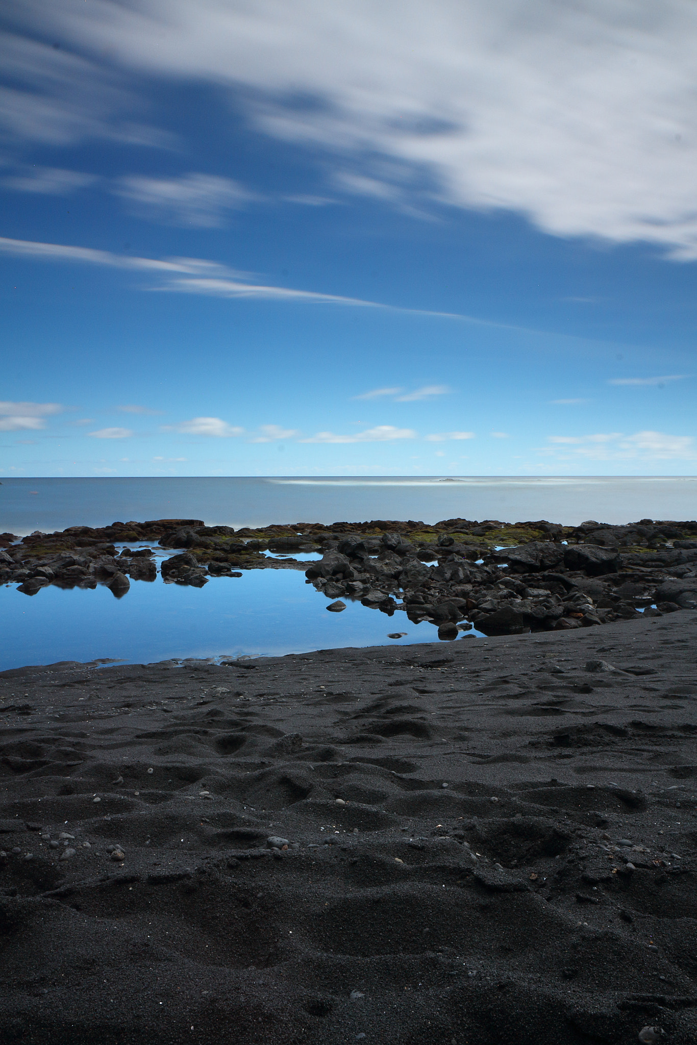 Canon EF-S 17-55mm F2.8 IS USM sample photo. Hawaii black sand beach photography