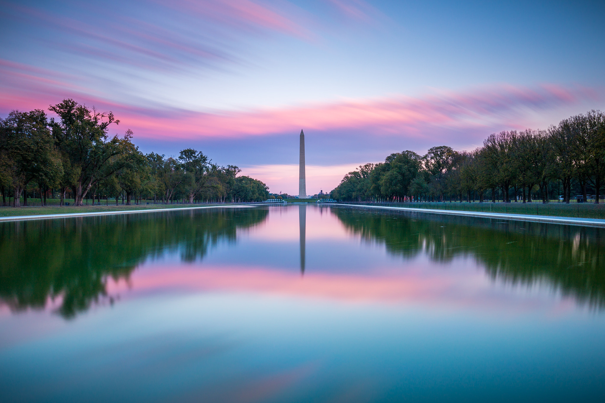 Canon EF 16-35mm F4L IS USM sample photo. Washington monument and lincoln memorial reflecting pool at sunset photography