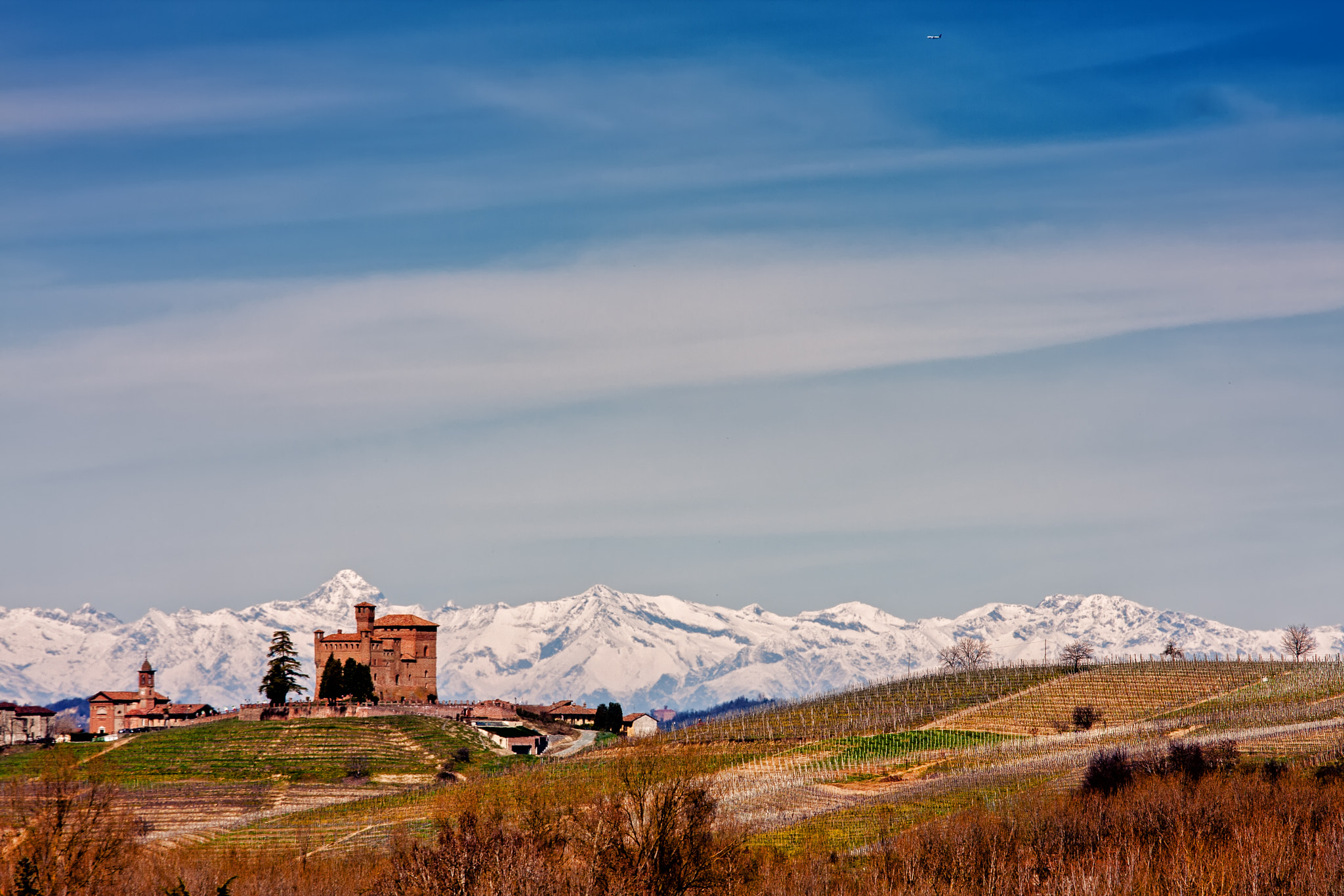 Canon EOS 40D + Canon EF 70-200mm F4L IS USM sample photo. Grinzane cavour - le langhe e le alpi photography