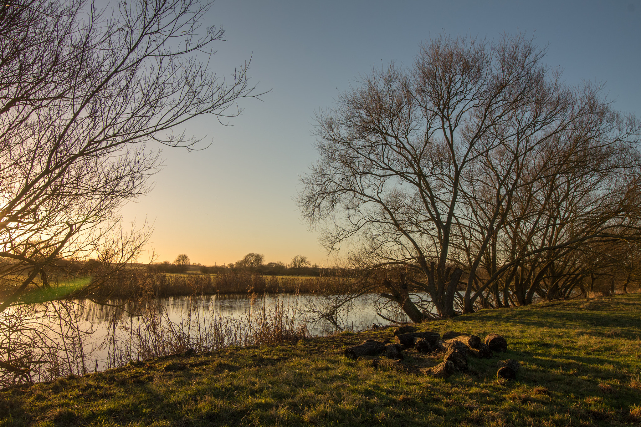 Canon EOS 1100D (EOS Rebel T3 / EOS Kiss X50) + Canon EF-S 10-18mm F4.5–5.6 IS STM sample photo. Winter sunset at port holme meadow photography