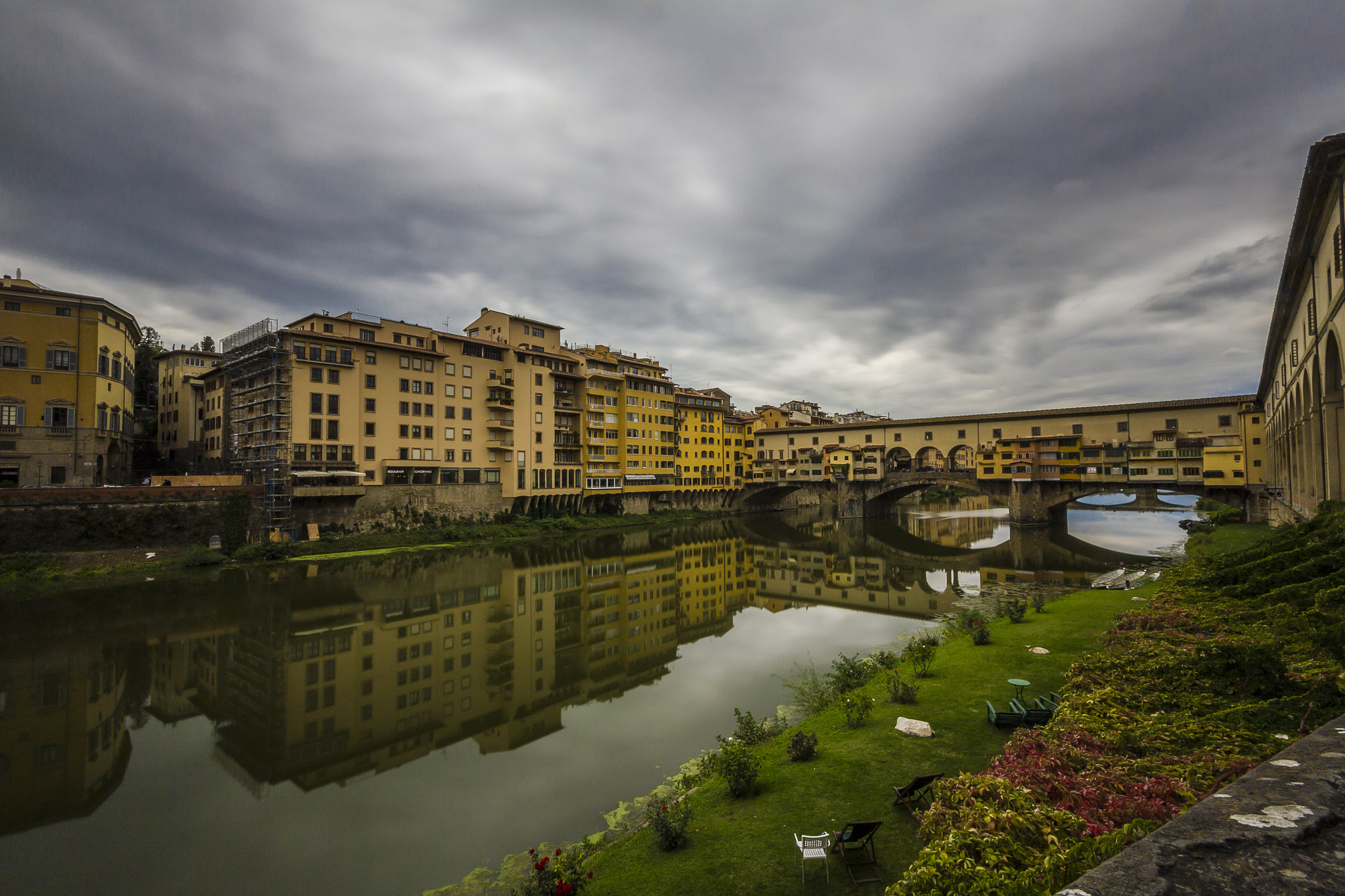 Canon EOS 550D (EOS Rebel T2i / EOS Kiss X4) + Sigma 10-20mm F4-5.6 EX DC HSM sample photo. 30s of ponte vecchio photography