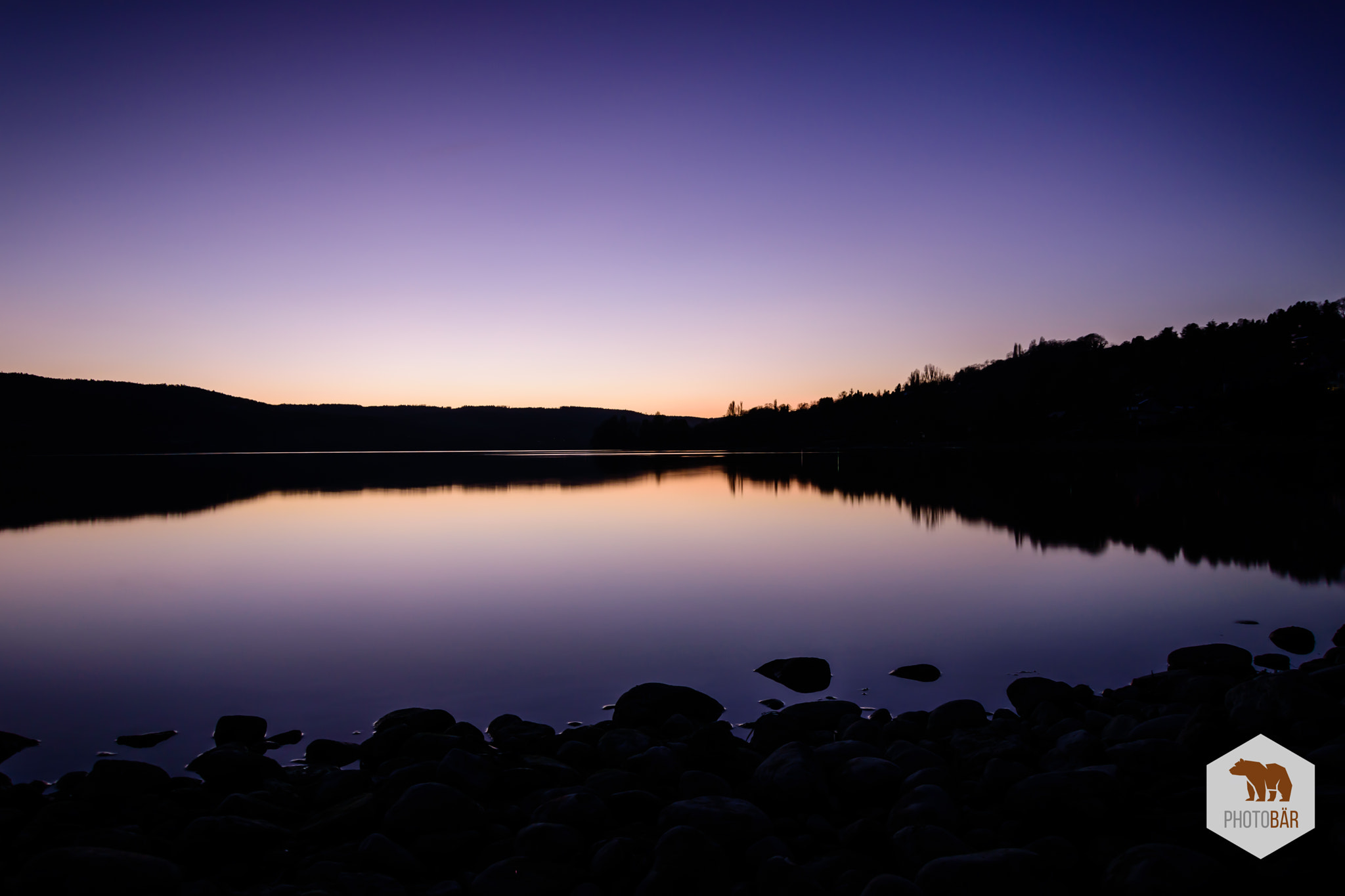 Nikon D5600 + Nikon AF-S DX Nikkor 18-105mm F3.5-5.6G ED VR sample photo. Purple sunset over the lake of constance photography