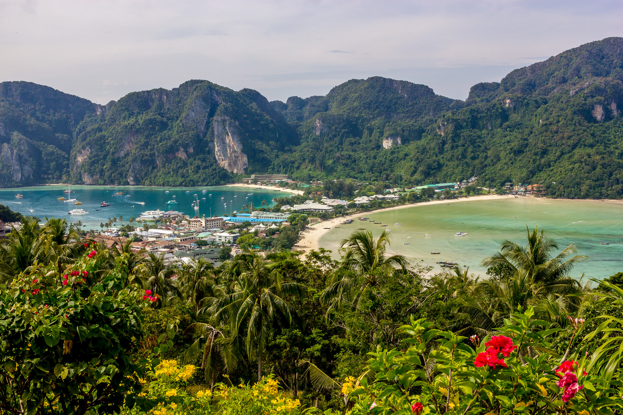 Canon EOS 550D (EOS Rebel T2i / EOS Kiss X4) + Sigma 17-70mm F2.8-4 DC Macro OS HSM sample photo. Koh phi phi viewpoint, thailand photography