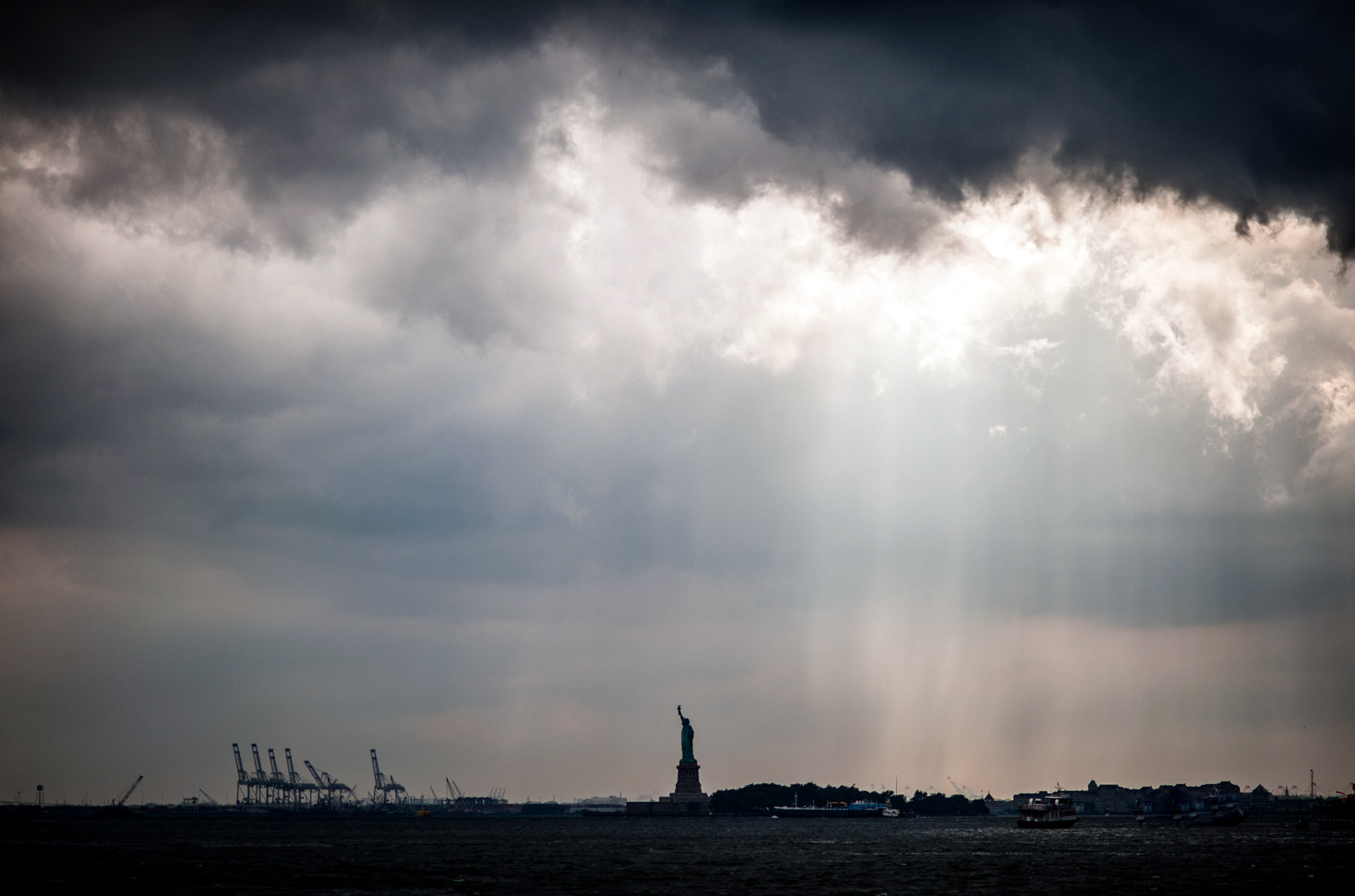AF DC-Nikkor 135mm f/2D sample photo. Liberty storm photography