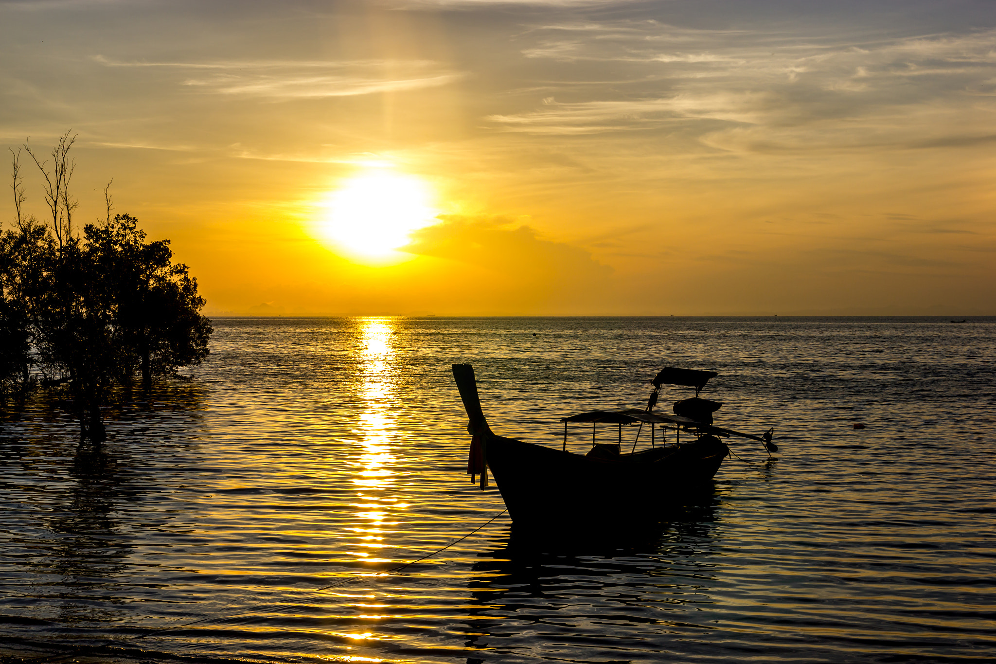 Canon EOS 550D (EOS Rebel T2i / EOS Kiss X4) + Sigma 17-70mm F2.8-4 DC Macro OS HSM sample photo. Sunrise at railay beach, krabi photography