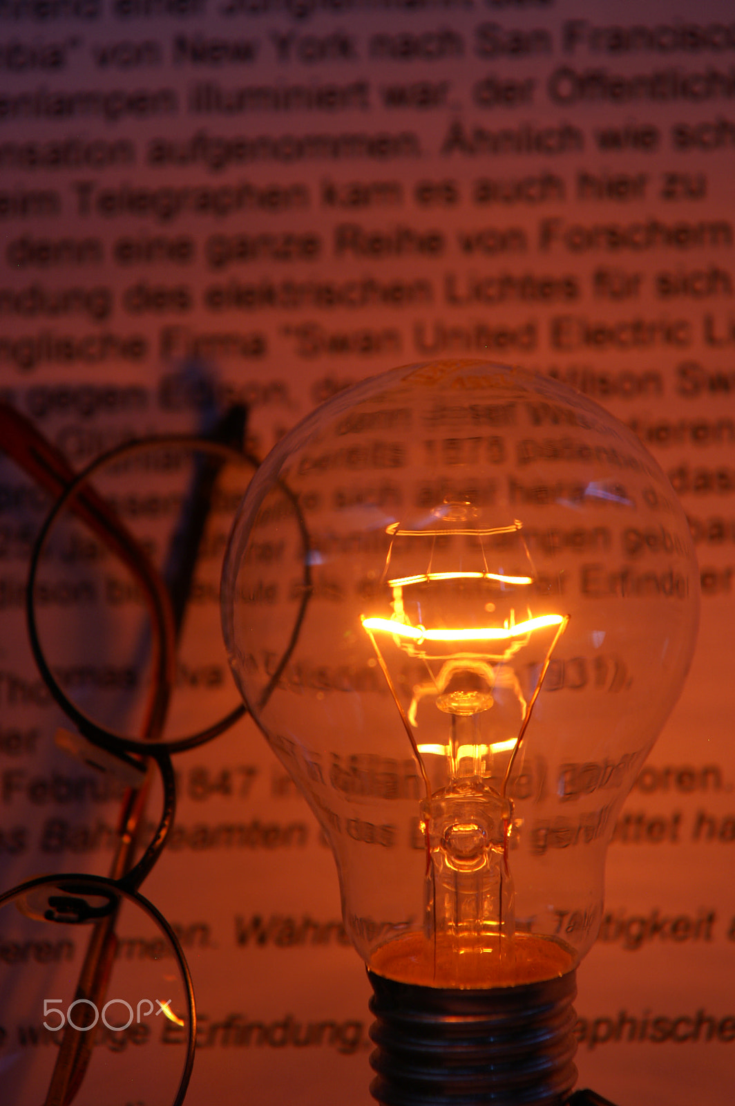 Minolta/Sony AF 70-200mm F2.8 G sample photo. Bulb and glasses photography