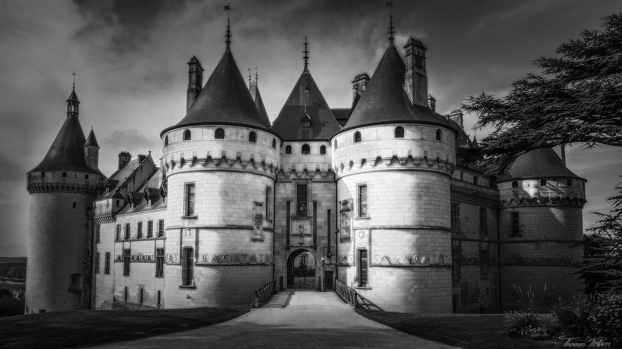 Nikon AF-S Nikkor 24mm F1.8G ED sample photo. Chaumont sur loire photography