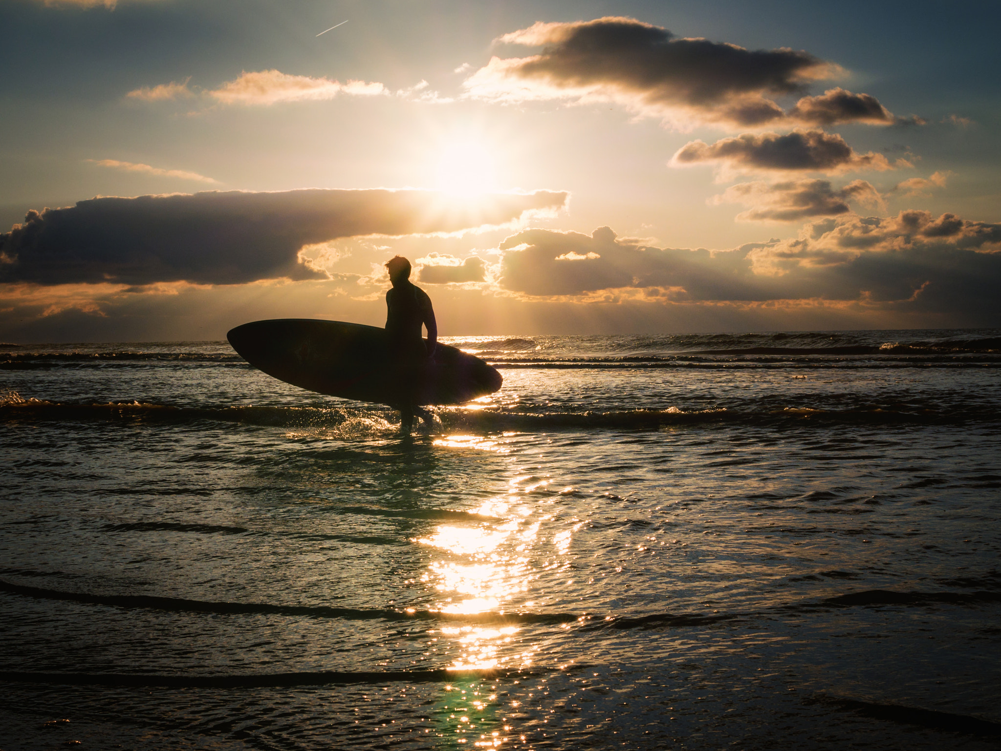 Panasonic Lumix DMC-GX85 (Lumix DMC-GX80 / Lumix DMC-GX7 Mark II) + Olympus M.Zuiko Digital 25mm F1.8 sample photo. Coming in from the surf photography