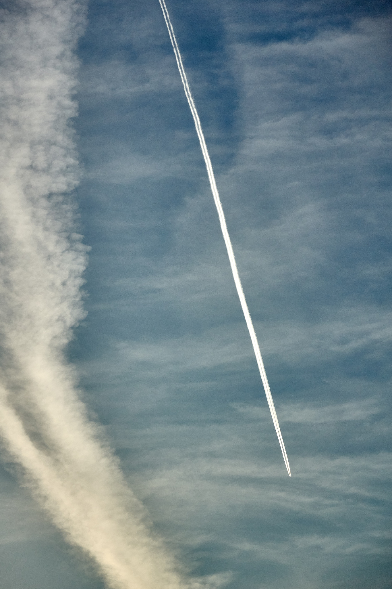 Sony Cyber-shot DSC-RX10 + Sony Cyber-shot DSC-RX10 sample photo. Contrail in the beautiful sky photography