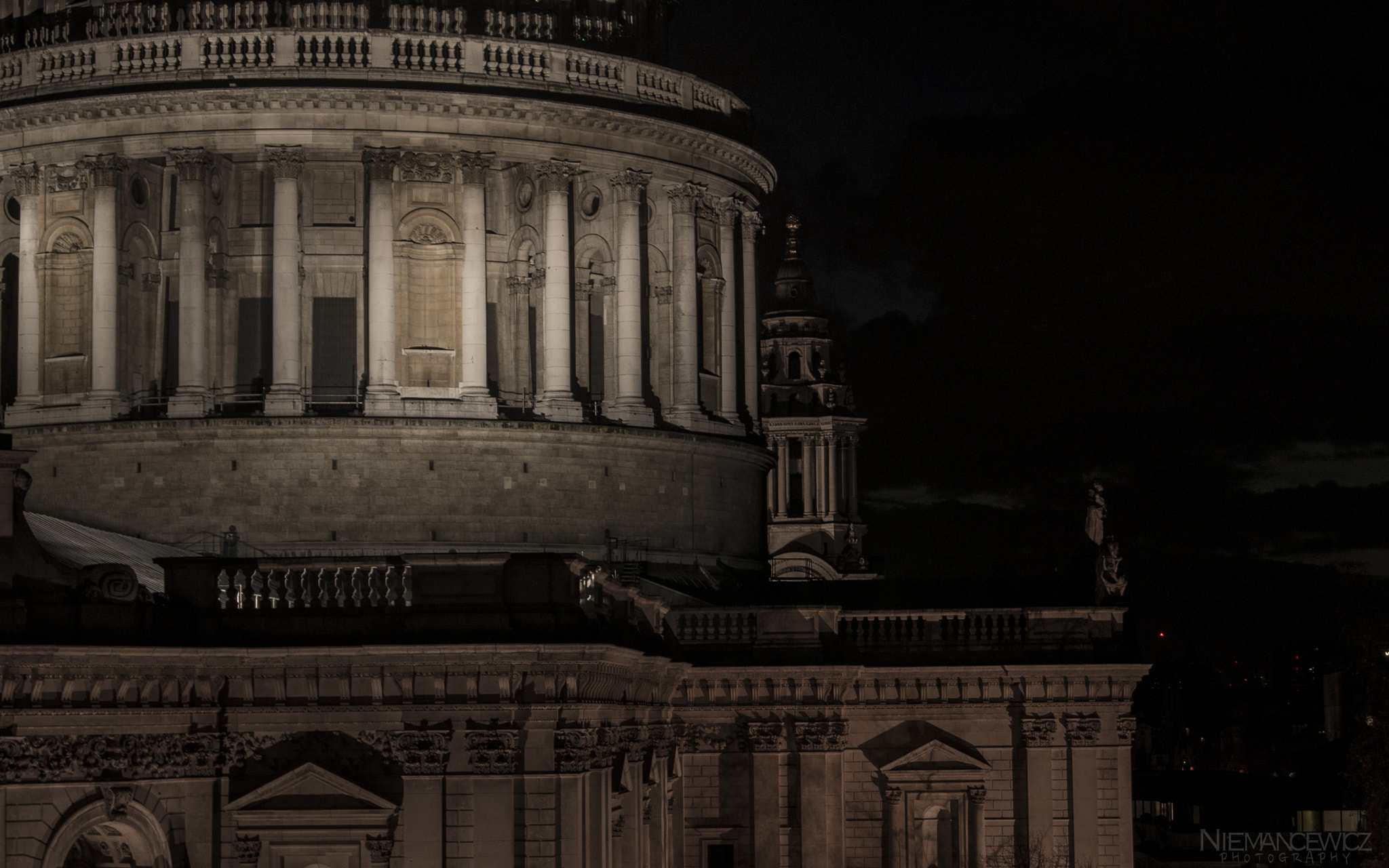 Sony Alpha DSLR-A500 + Sony DT 18-55mm F3.5-5.6 SAM sample photo. St. paul's cathedral by night photography