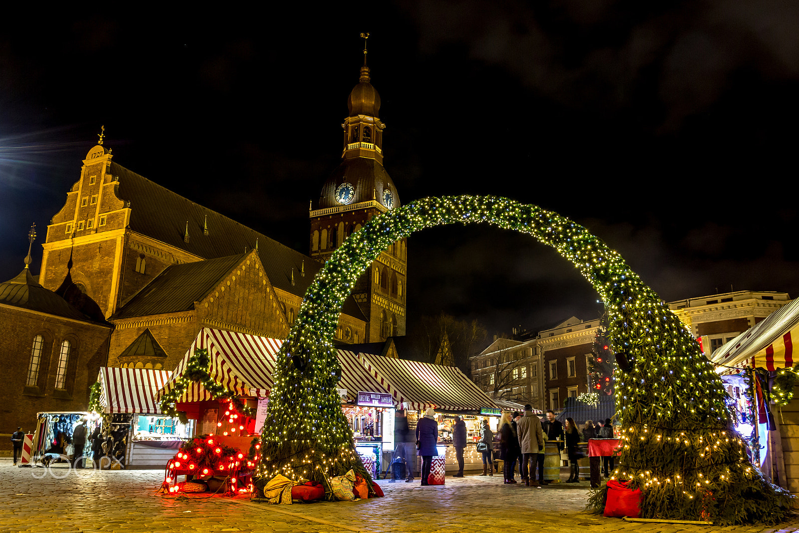 Canon EOS 550D (EOS Rebel T2i / EOS Kiss X4) + Sigma 17-70mm F2.8-4 DC Macro OS HSM sample photo. Latvian christmas market in riga photography