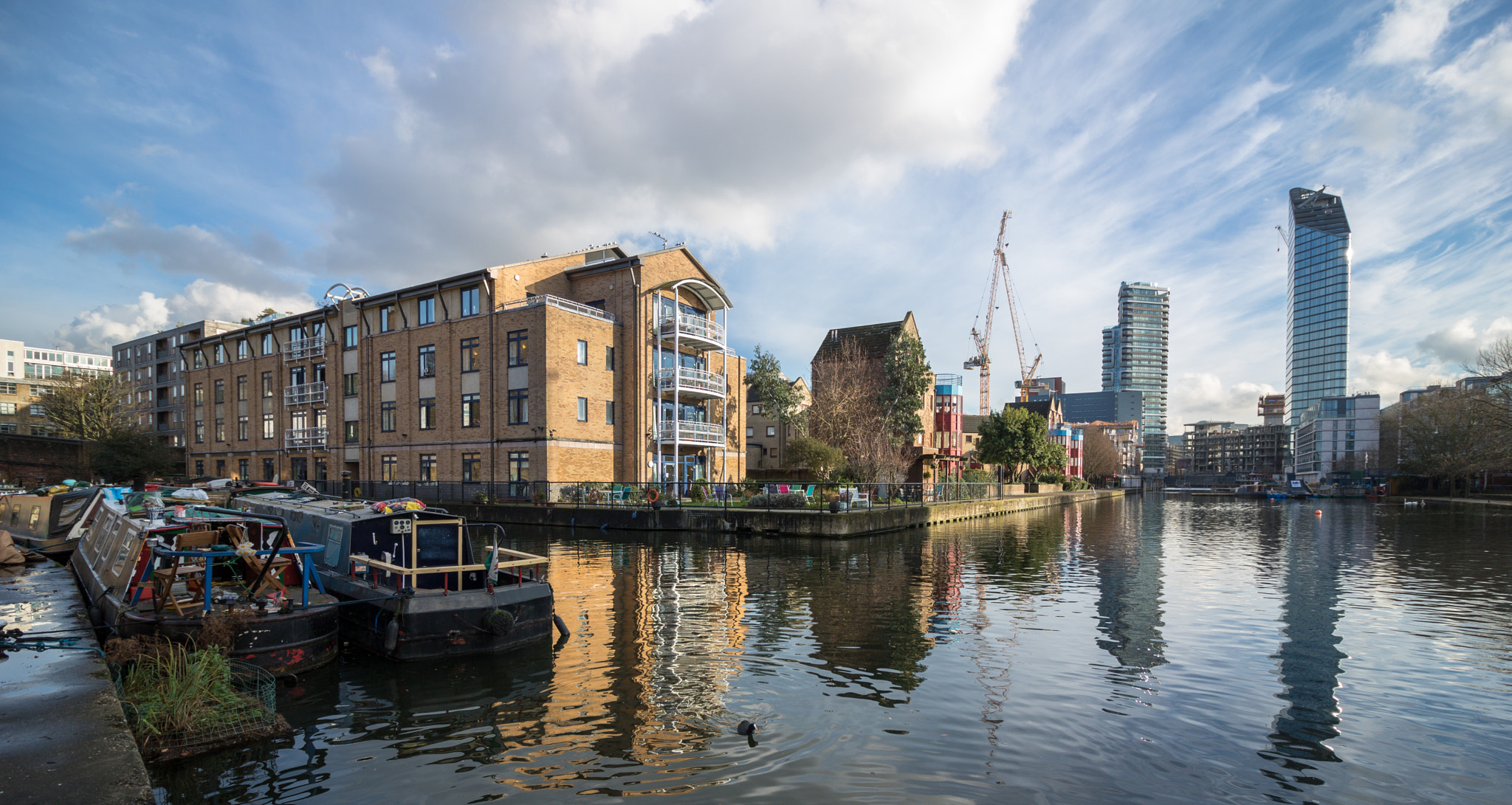 Canon EOS 750D (EOS Rebel T6i / EOS Kiss X8i) sample photo. Boathouse in london canal photography