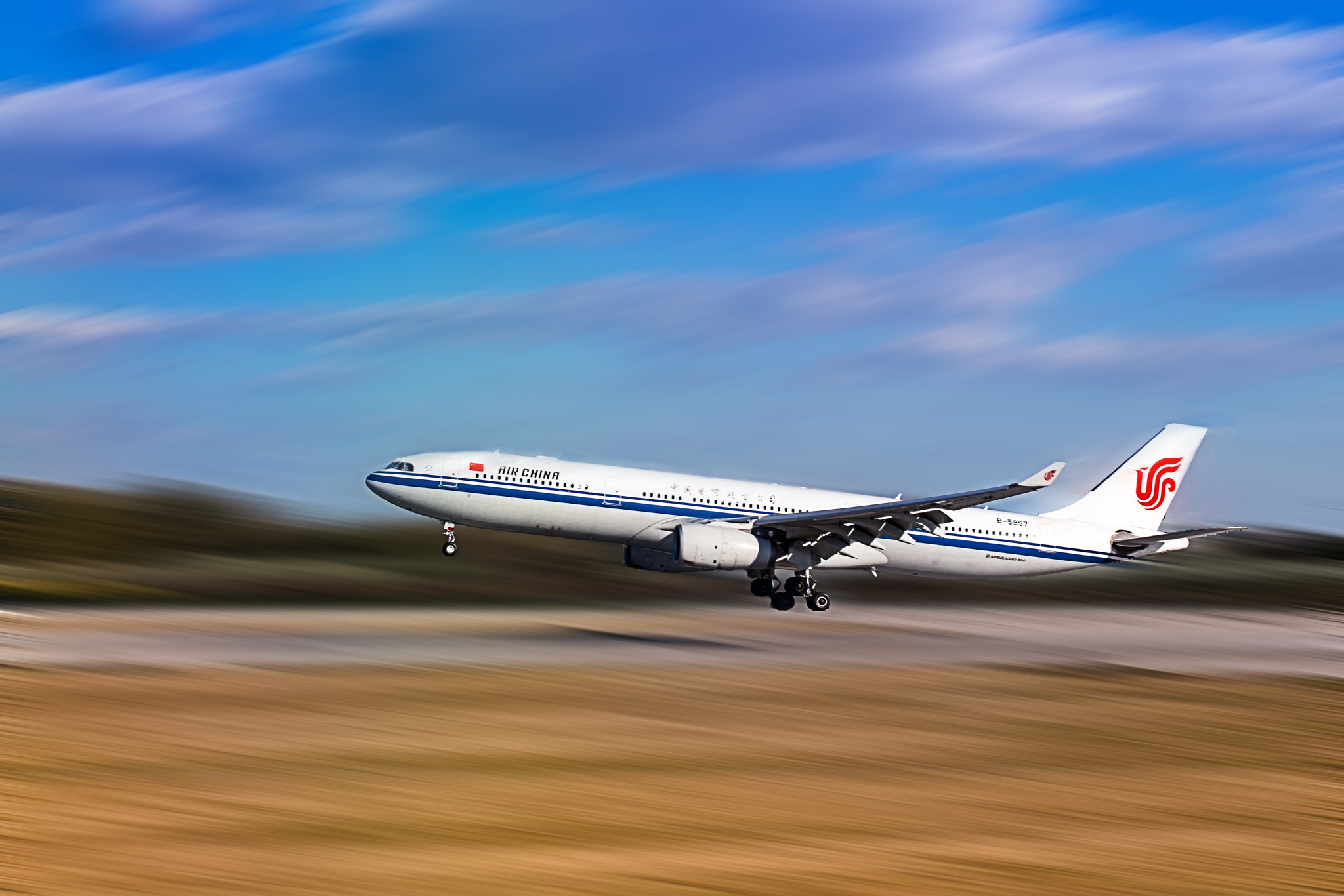 Sigma 35mm F1.4 DG HSM Art sample photo. A landing plane photography