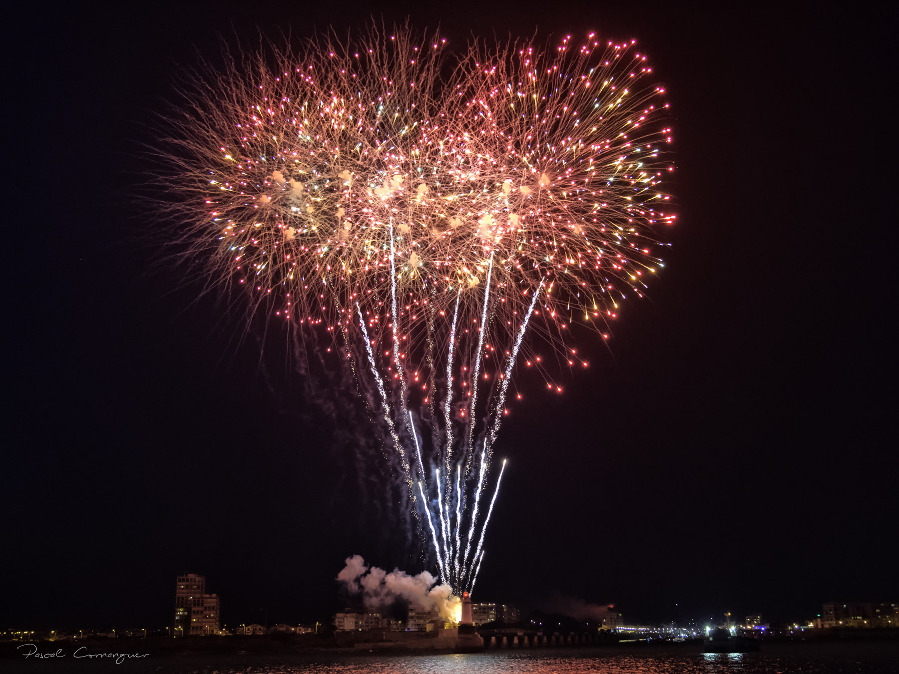 Nikon AF-S Nikkor 24-120mm F4G ED VR sample photo. Arrivee lecleac feu artifice phare rouge photography