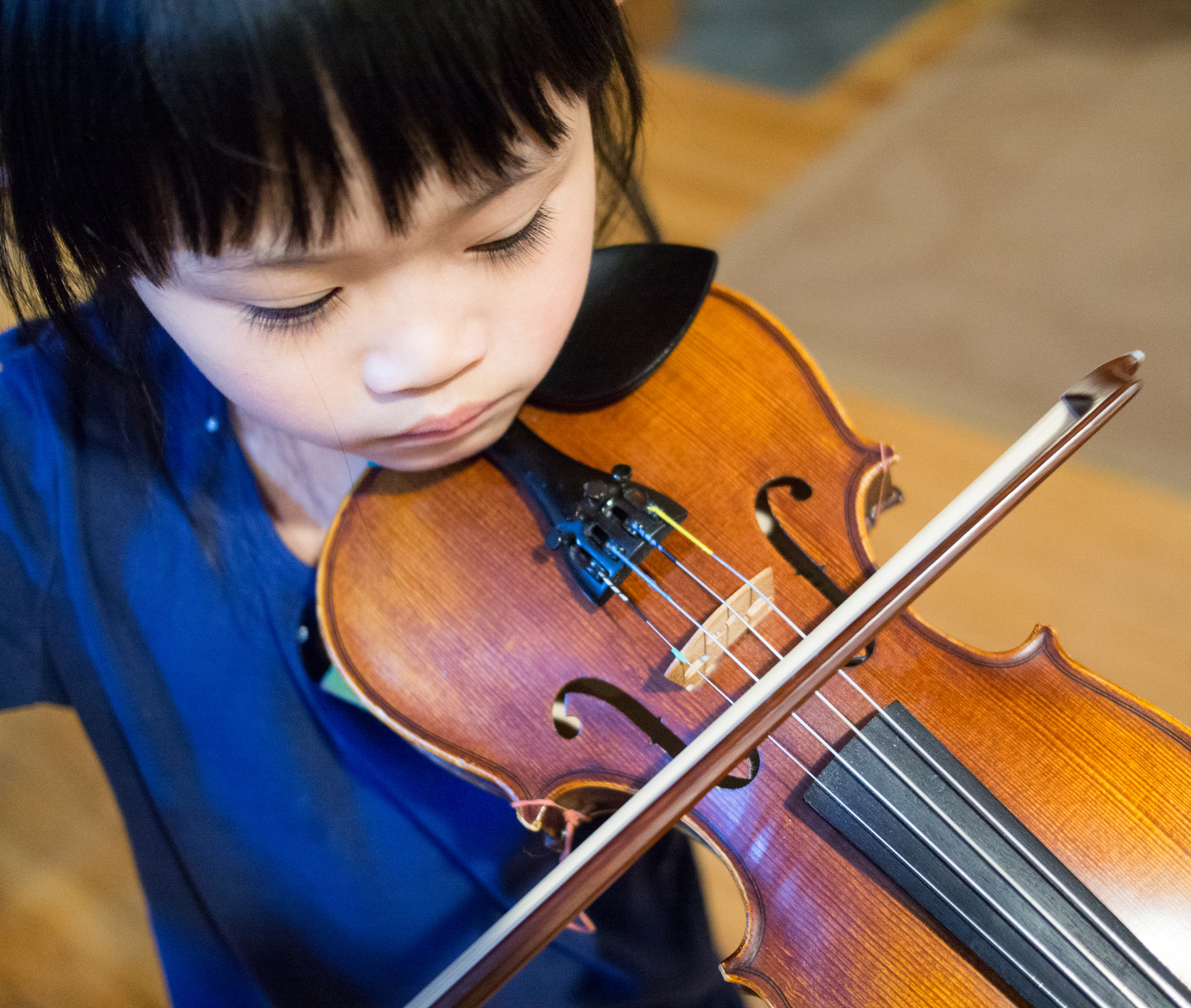 Olympus PEN E-PM2 + LUMIX G 20/F1.7 II sample photo. Little violinist photography