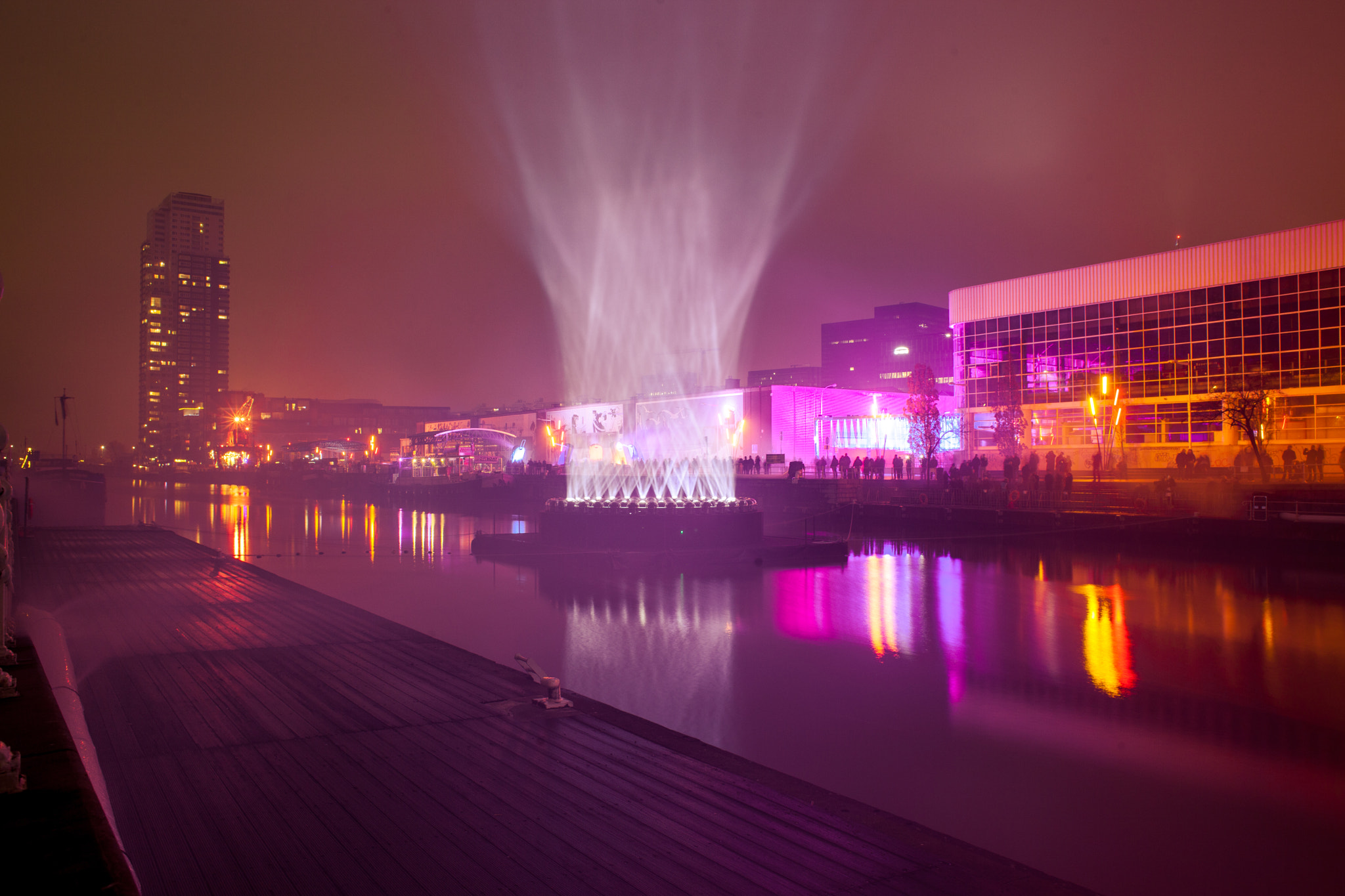 Canon EF 28mm F1.8 USM sample photo. Fountain of light photography