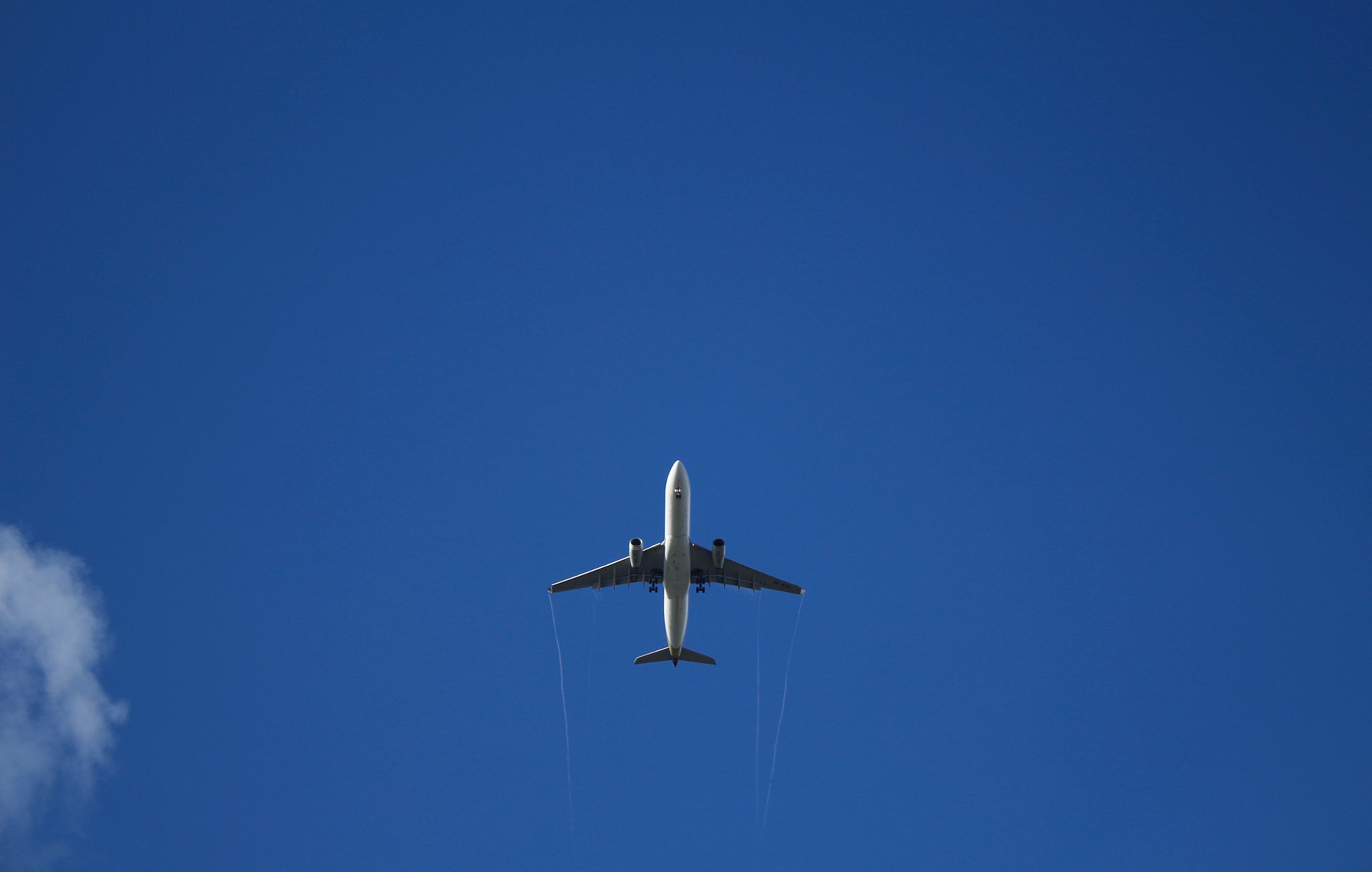 Canon EF-S 18-55mm F3.5-5.6 IS sample photo. Plane from underneath photography
