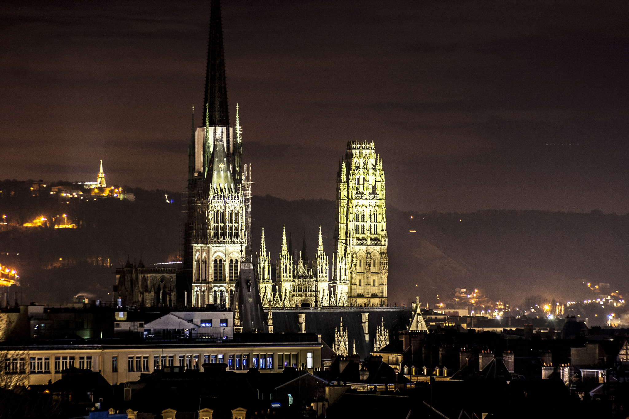 Canon EOS 400D (EOS Digital Rebel XTi / EOS Kiss Digital X) + Canon EF 80-200mm F4.5-5.6 II sample photo. Rouen's cathedral by night photography