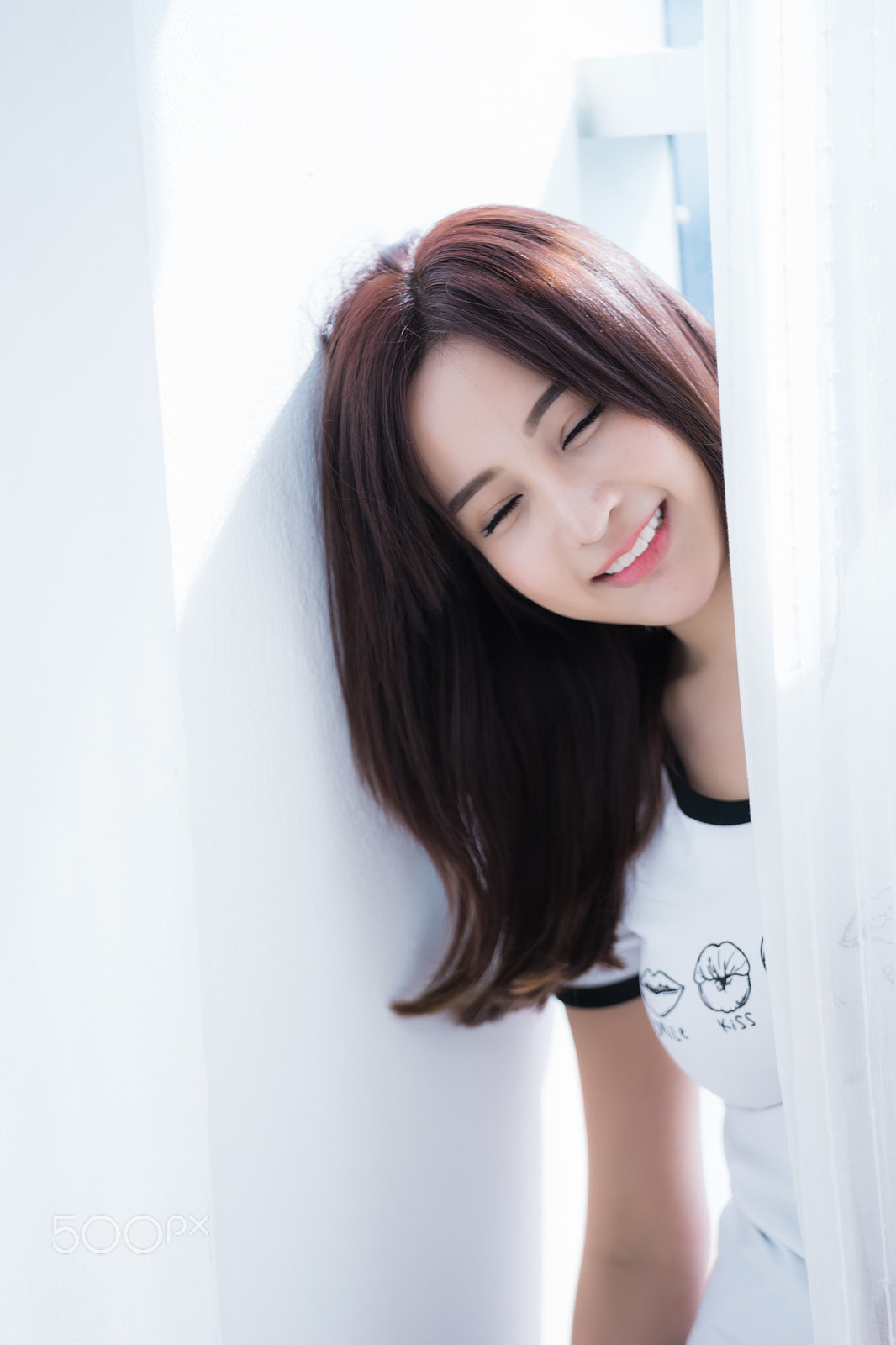 Sony FE 70-200mm F2.8 GM OSS sample photo. Girl name fear in white room photography
