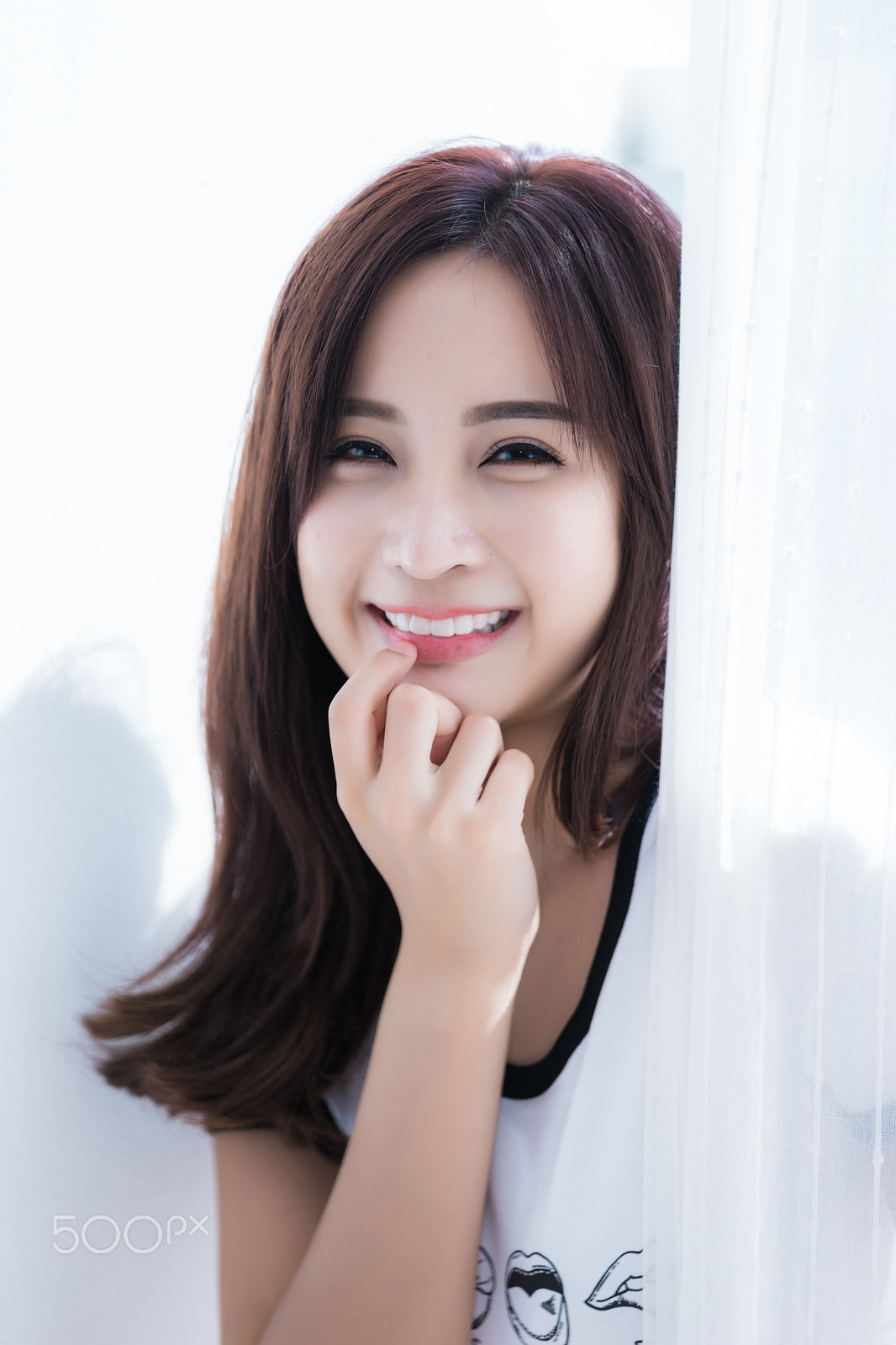 Sony FE 70-200mm F2.8 GM OSS sample photo. Girl name fear in white room photography