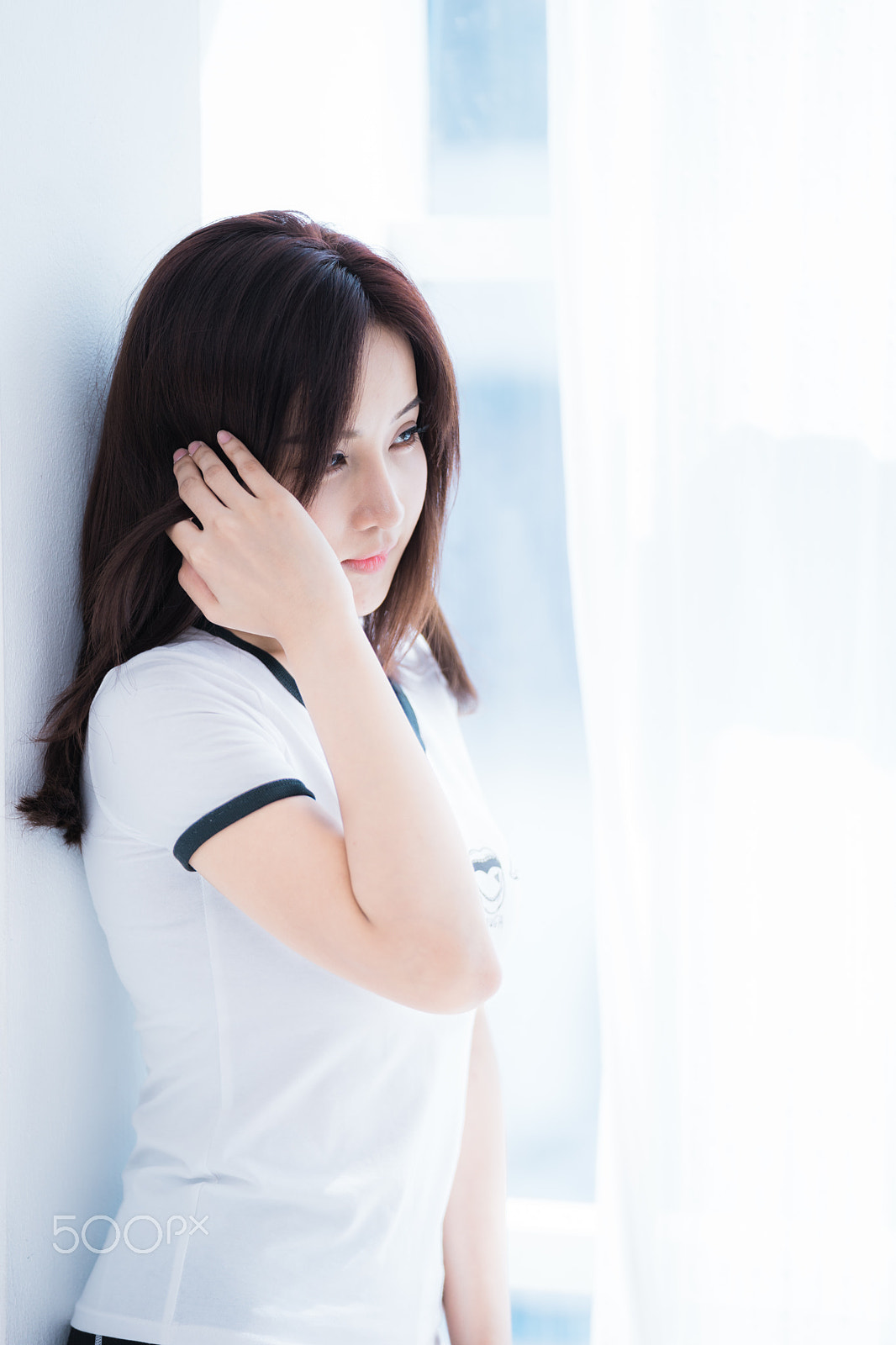 Sony FE 70-200mm F2.8 GM OSS sample photo. Girl name fear in white room photography