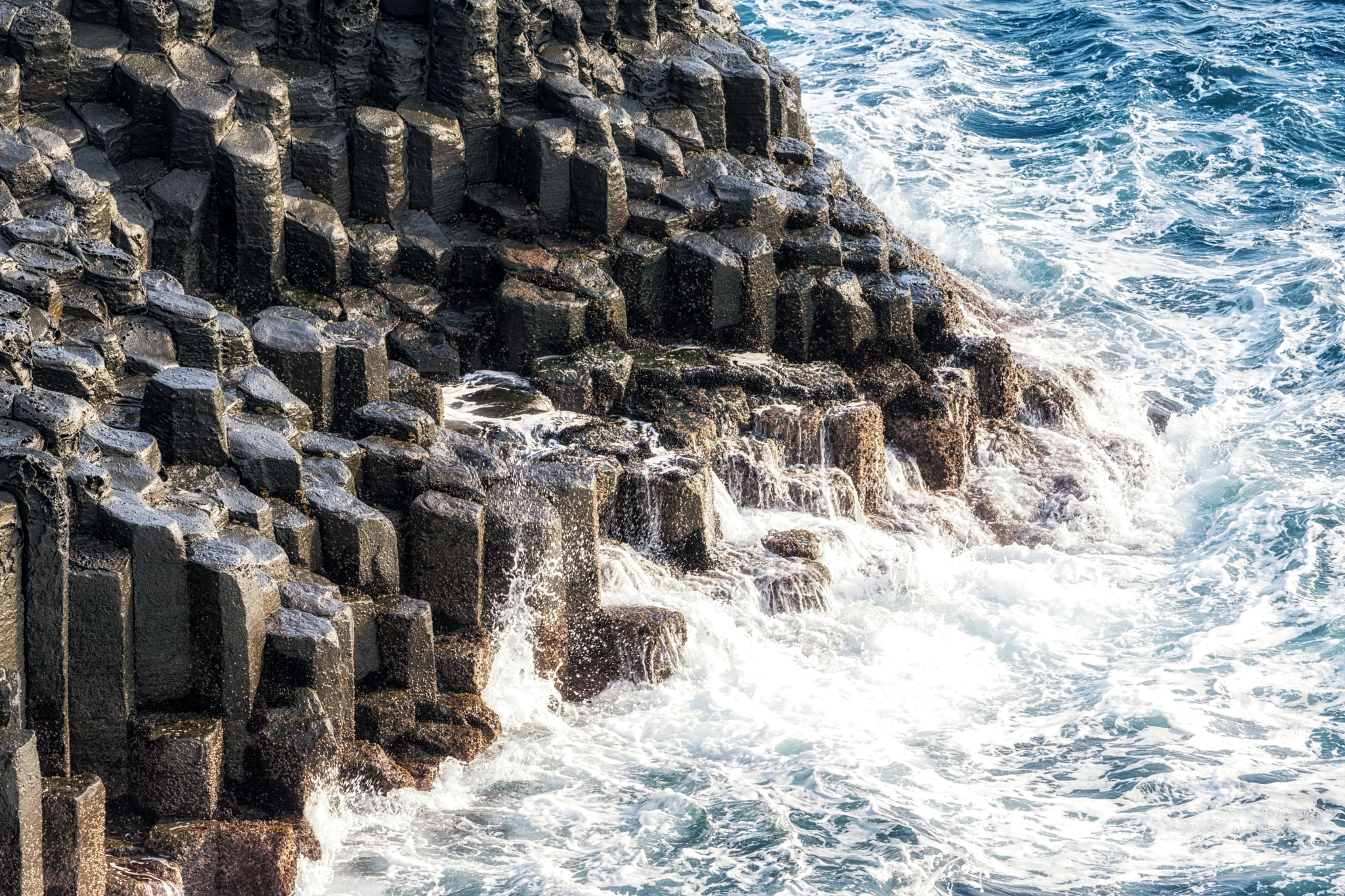 Sony a6000 + Sony FE 70-200mm F4 G OSS sample photo. Shoreline pillars of jeju photography