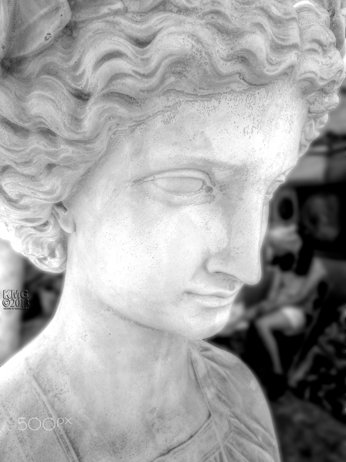 Canon PowerShot ELPH 330 HS (IXUS 255 HS / IXY 610F) sample photo. Female bust in black and white o photography