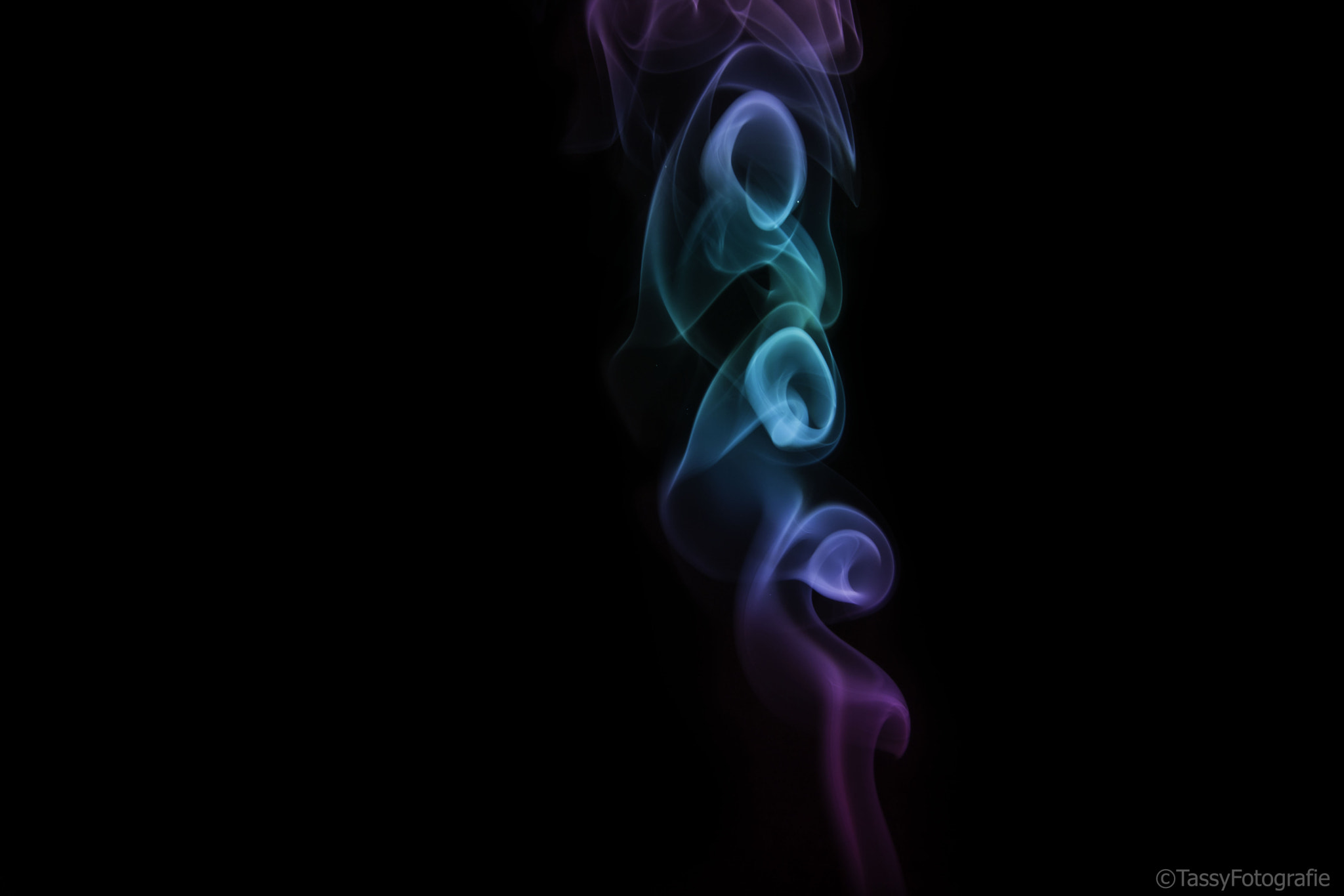 Canon EOS 500D (EOS Rebel T1i / EOS Kiss X3) sample photo. Colour smoke  photography