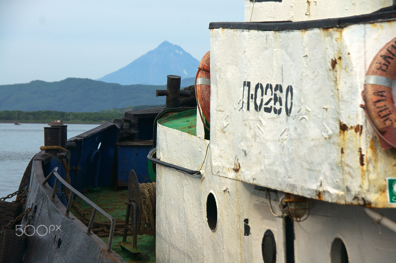 Sony Alpha DSLR-A580 + Sony DT 18-250mm F3.5-6.3 sample photo. Battered fishing trawler photography