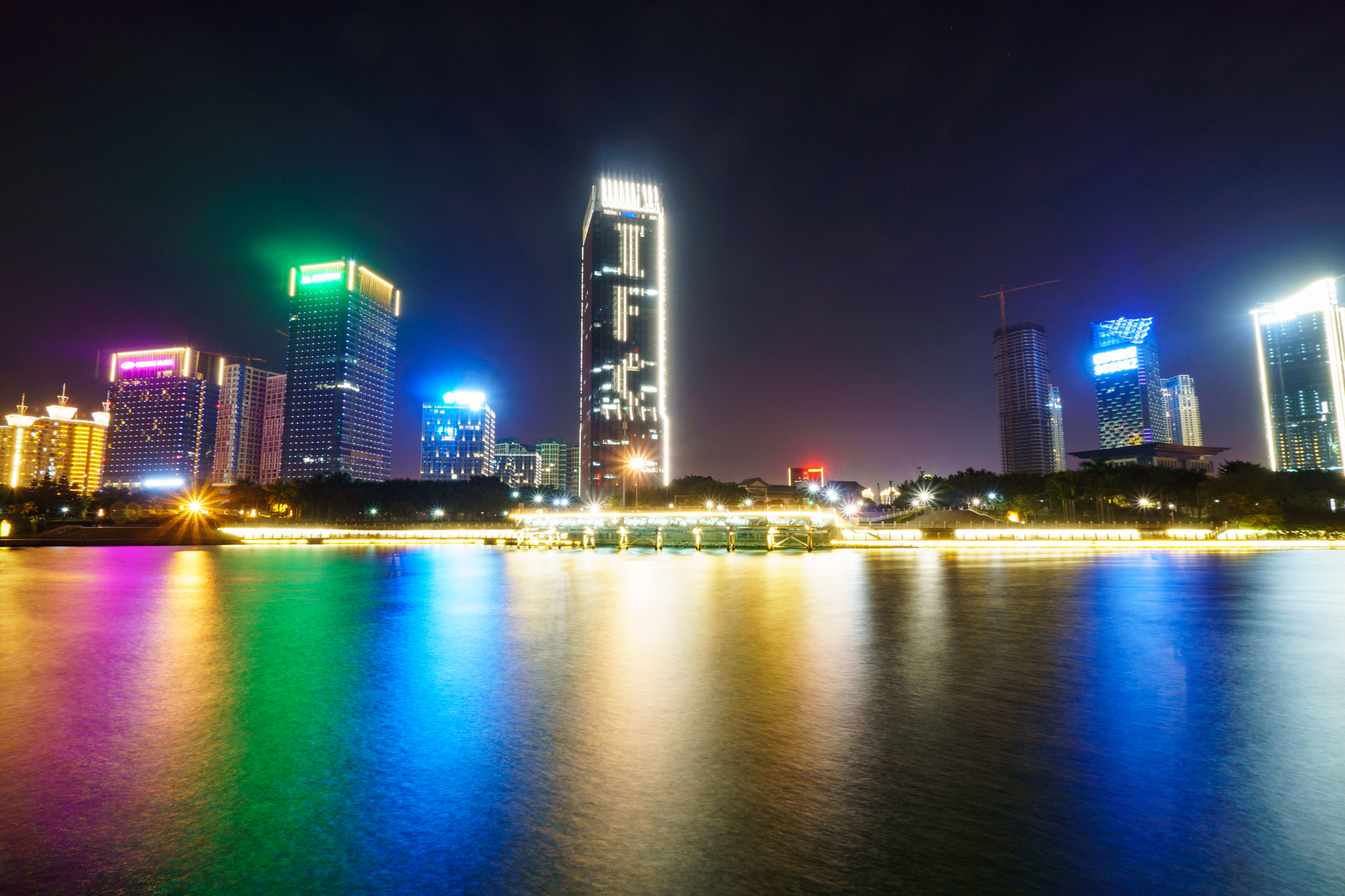 Sony a6300 + Sony E 10-18mm F4 OSS sample photo. 晚上在江滨公园，发现江面色彩不错。 photography