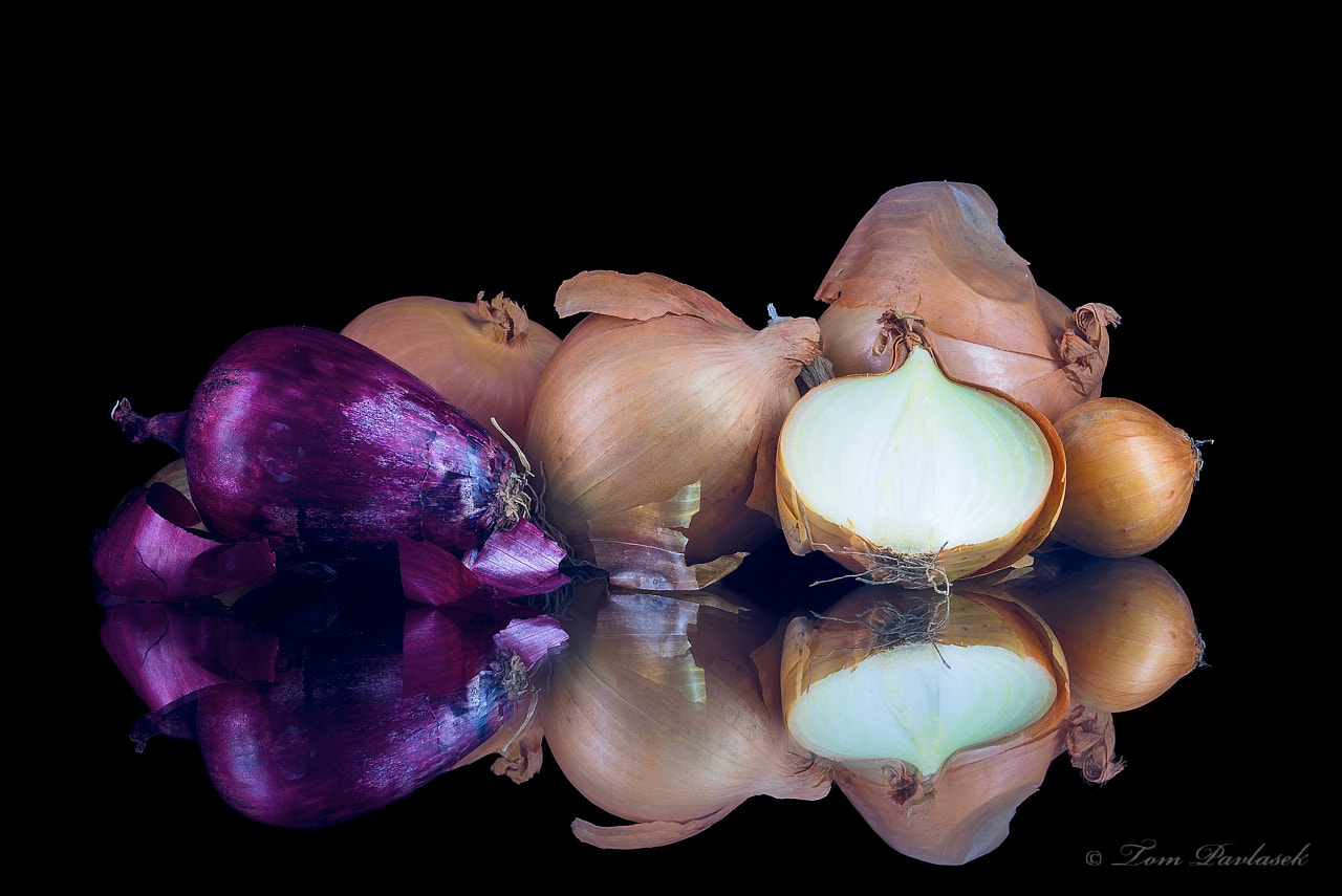 Nikon D600 + Tamron SP 90mm F2.8 Di VC USD 1:1 Macro (F004) sample photo. Group onions with reflection photography