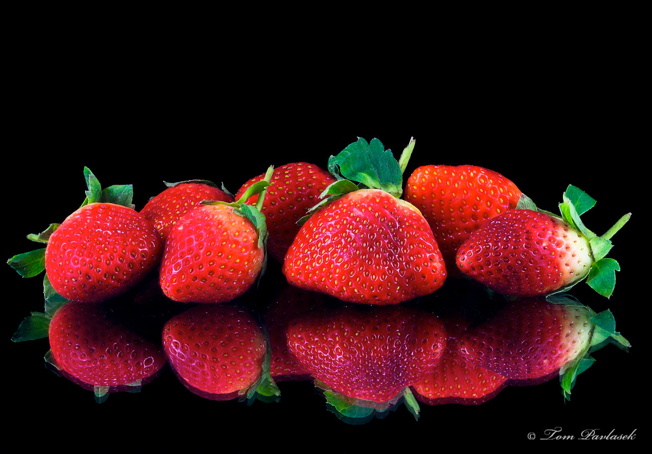 Nikon D600 + Tamron SP 90mm F2.8 Di VC USD 1:1 Macro (F004) sample photo. Group of strawberries photography