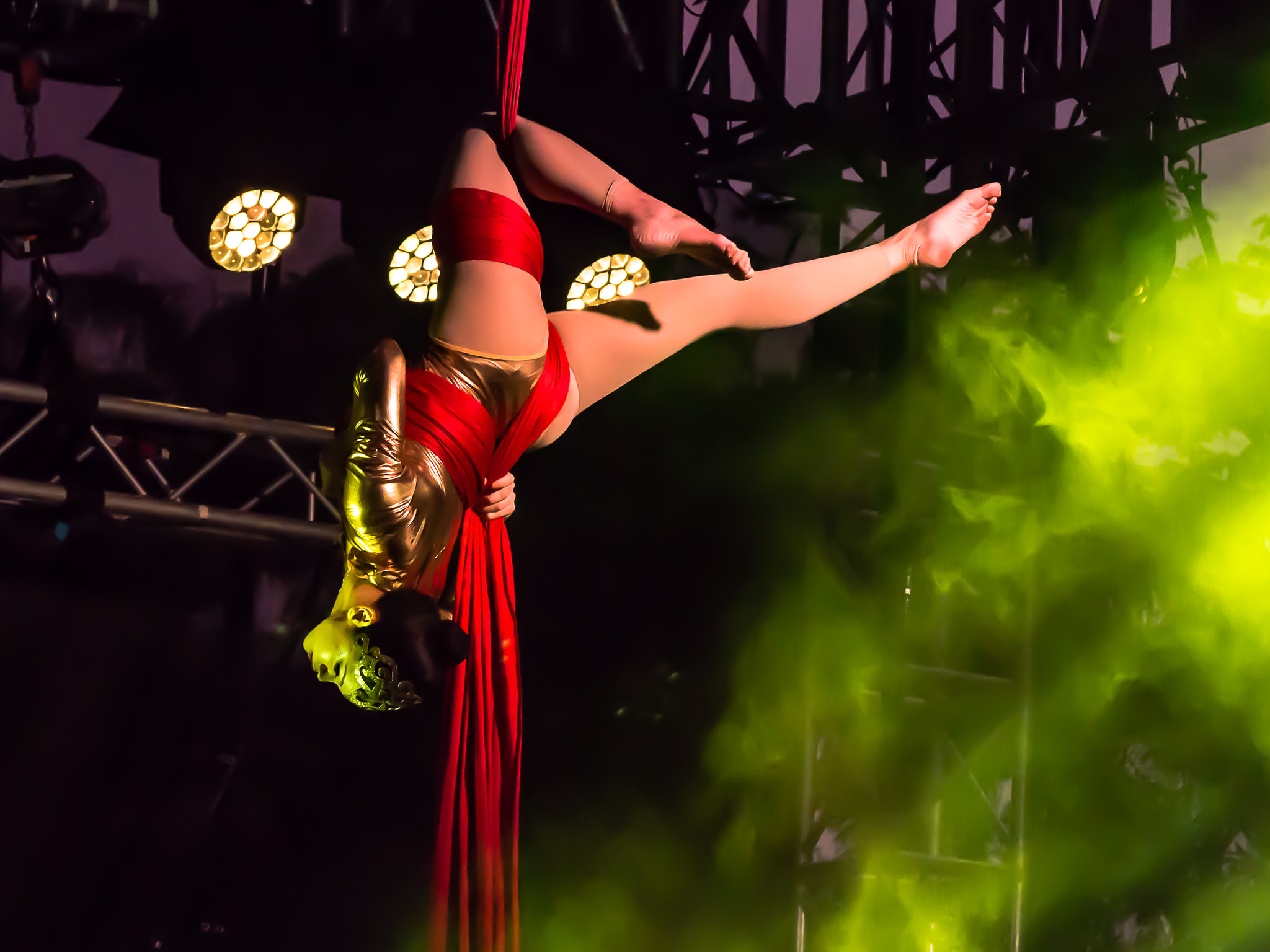 Olympus OM-D E-M10 sample photo. Acrobat iv photography
