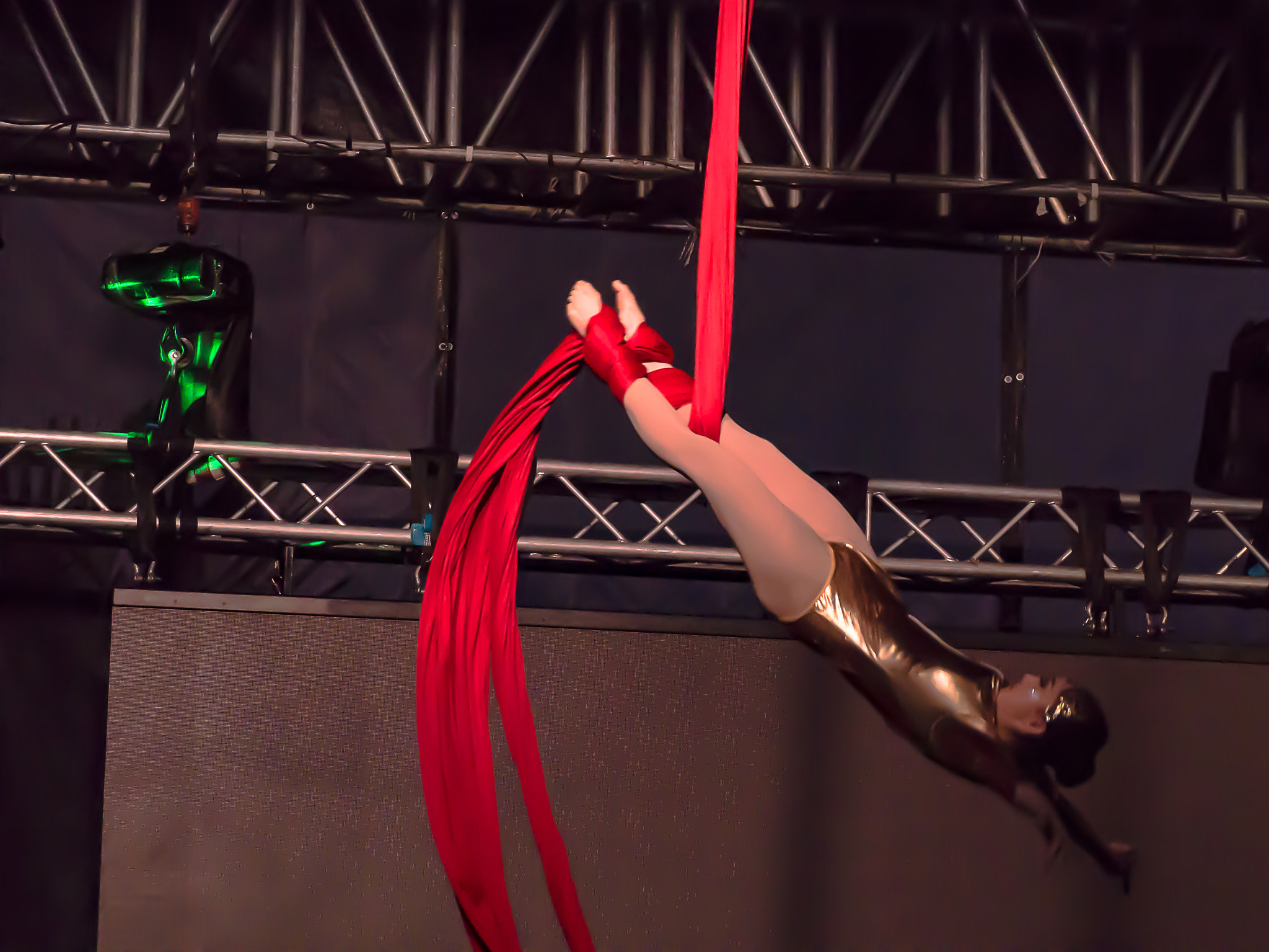 Olympus OM-D E-M10 sample photo. Acrobat v photography