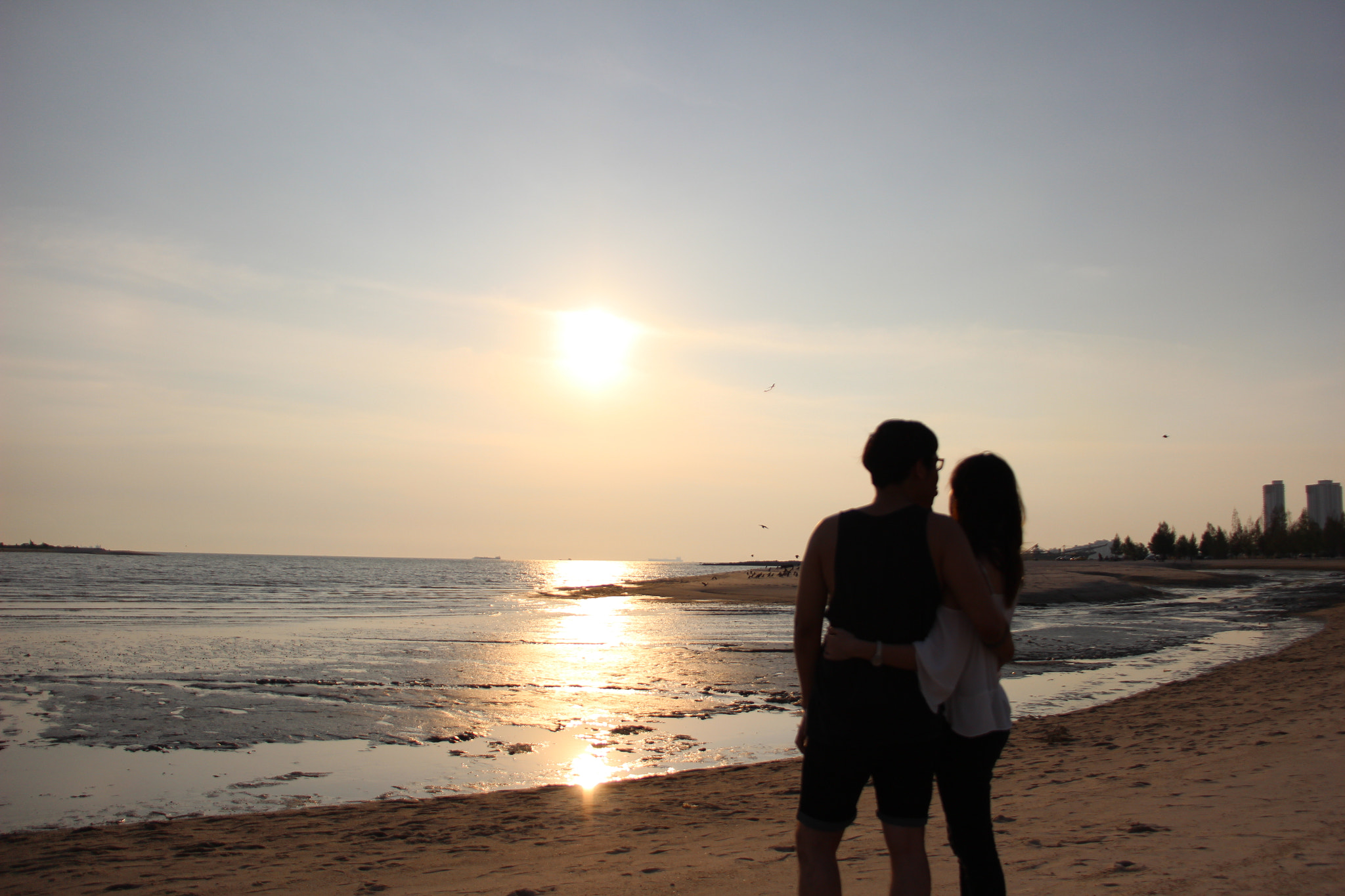 Canon EF-S 18-200mm F3.5-5.6 IS sample photo. Couple by the beach photography