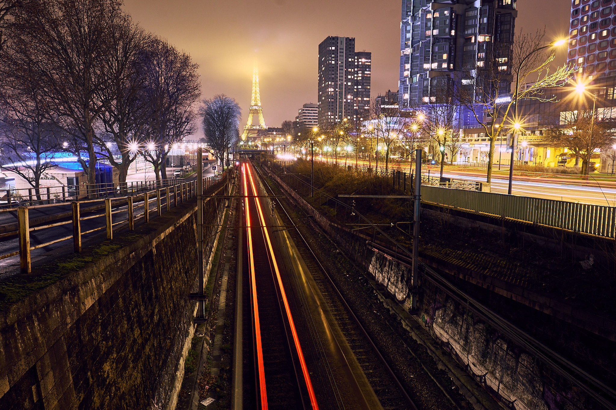 Fujifilm X-E1 + Fujifilm XF 16mm F1.4 R WR sample photo. Railway with eiffel tower in background photography