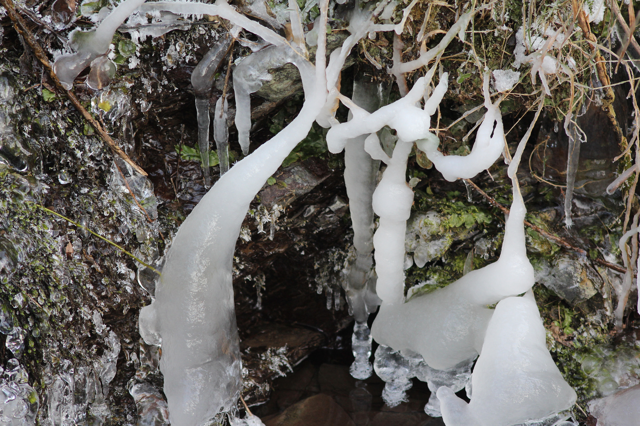 Sigma 70-300mm F4-5.6 APO DG Macro sample photo. Ice river figures photography
